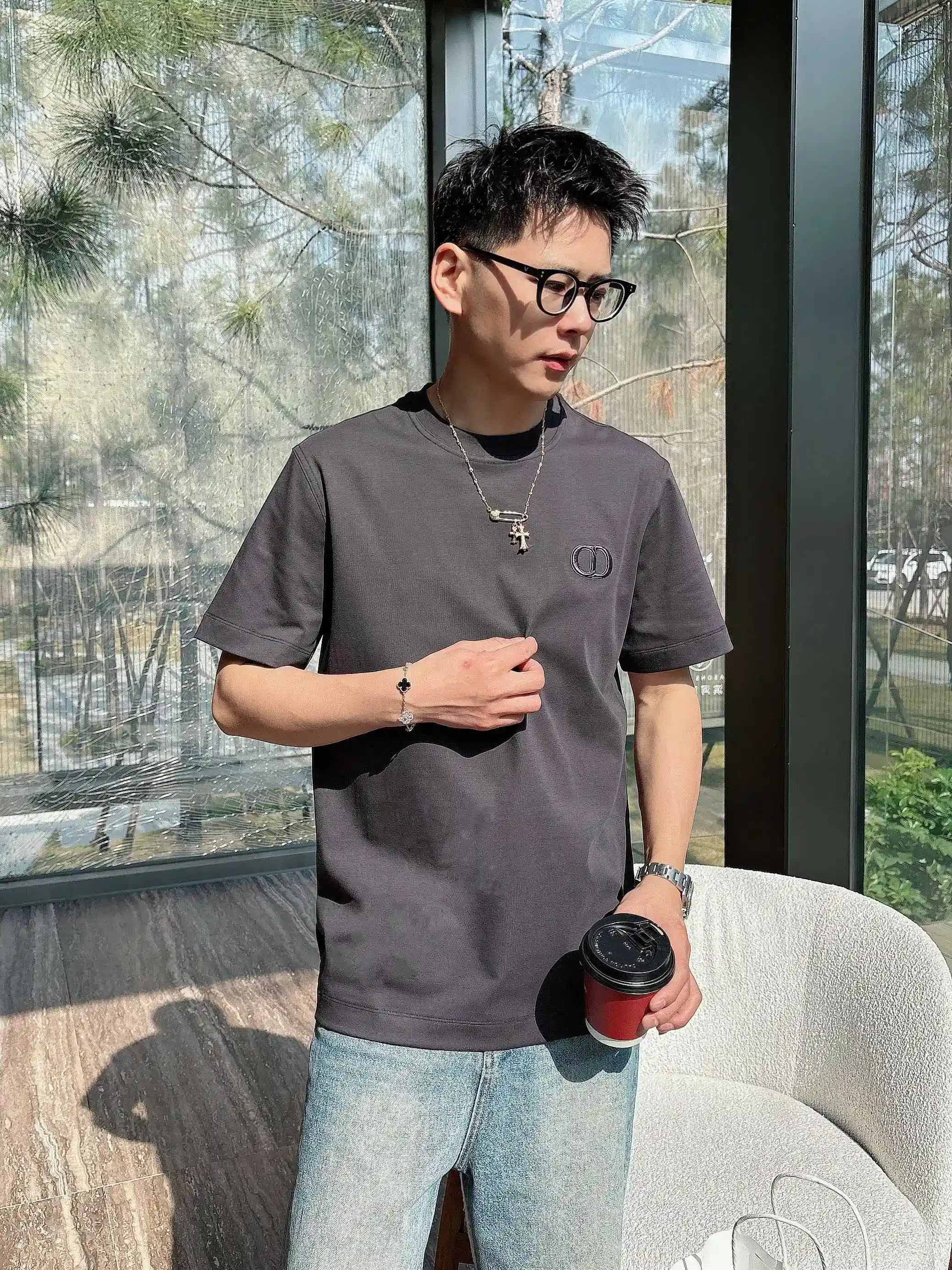 图片[12]-P520 Dior迪奥 2025春夏首发短袖圆领T恤 高端订制 设计前卫时尚！品牌logo重工艺设计 丝光云朵棉面料.手感柔软.穿着舒适.专柜级别精致车线.做工精细.上身效果无敌帅气！型男必备单品！
颜色：黑色 白色
码数：M-3XL 微阔版型 178 155斤穿L 最大穿210斤-高仿包包