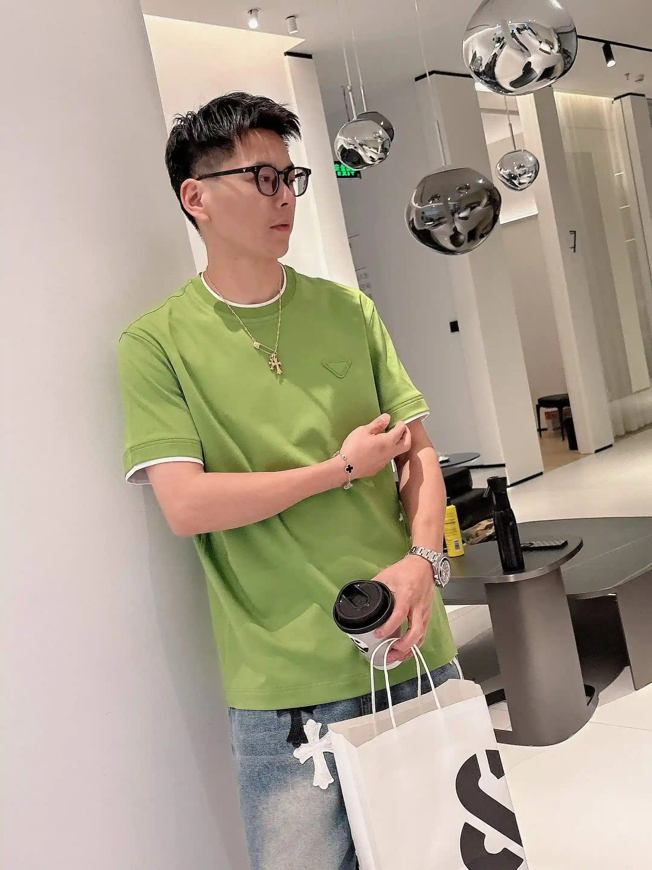 图片[5]-P520 Prada普拉达 2025春夏首发短袖圆领T恤 高端订制 设计前卫时尚！品牌logo重工艺设计 丝光云朵棉面料.手感柔软.穿着舒适.专柜级别精致车线.做工精细.上身效果无敌帅气！型男必备单品！
颜色：黑色 白色
码数：M-3XL 微阔版型 178 155斤穿L 最大穿210斤-高仿包包