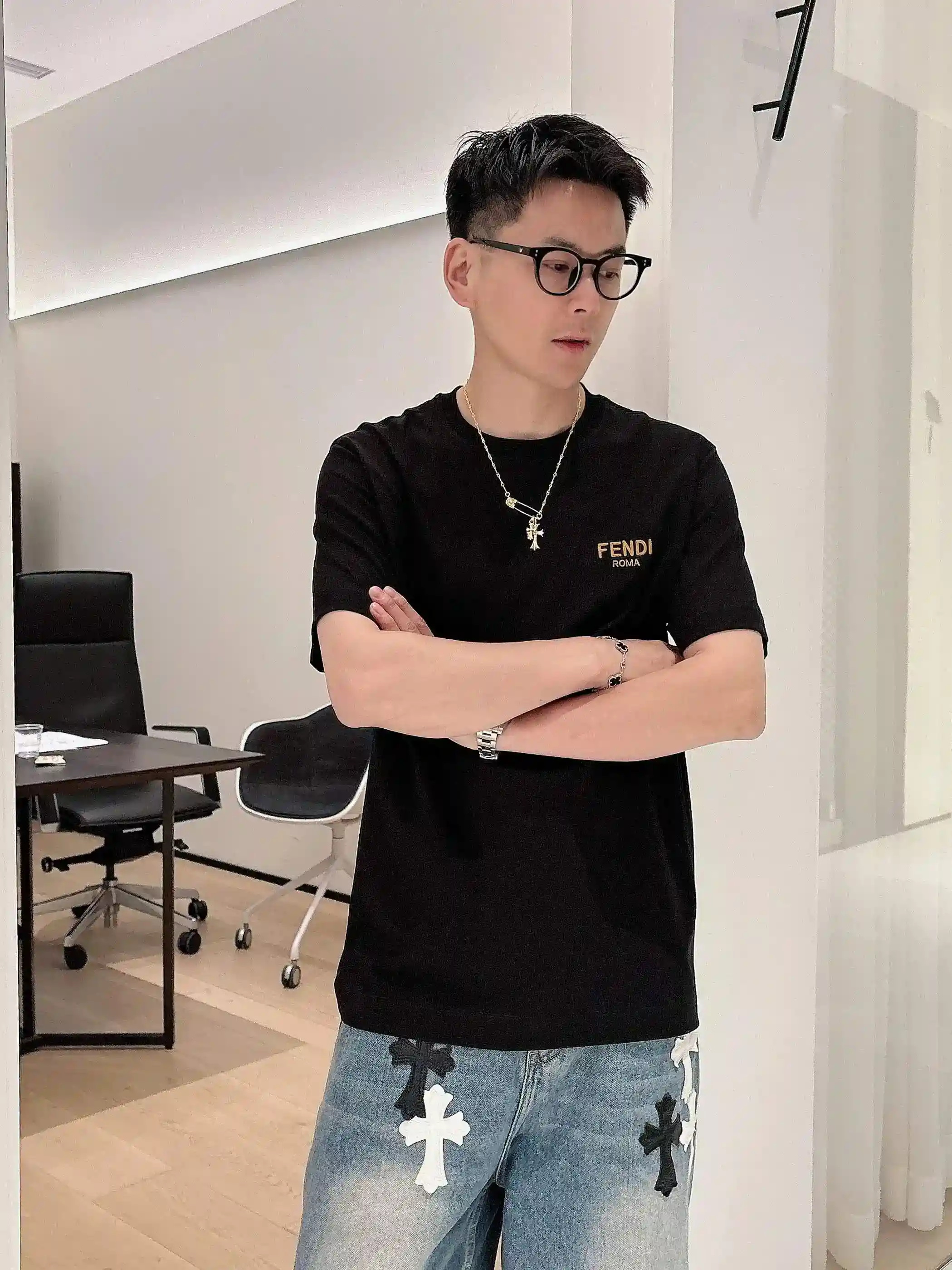 图片[4]-P520 FENDI芬迪 2025春夏首发短袖圆领T恤 高端订制 设计前卫时尚！品牌logo重工艺设计 丝光云朵棉面料.手感柔软.穿着舒适.专柜级别精致车线.做工精细.上身效果无敌帅气！型男必备单品！
颜色：黑色 白色
码数：M-3XL 微阔版型 178 155斤穿L 最大穿210斤-高仿包包