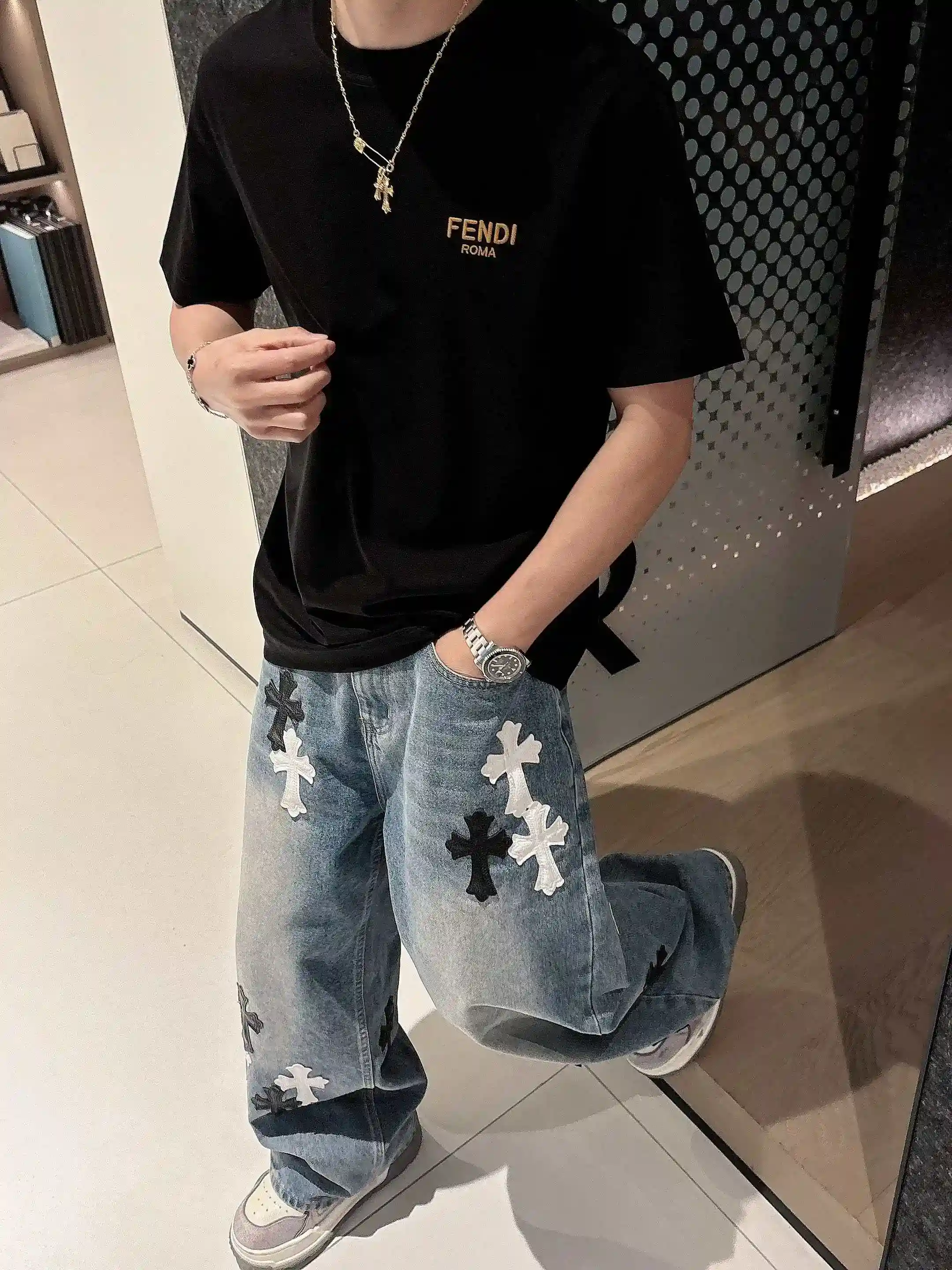 图片[2]-P520 FENDI芬迪 2025春夏首发短袖圆领T恤 高端订制 设计前卫时尚！品牌logo重工艺设计 丝光云朵棉面料.手感柔软.穿着舒适.专柜级别精致车线.做工精细.上身效果无敌帅气！型男必备单品！
颜色：黑色 白色
码数：M-3XL 微阔版型 178 155斤穿L 最大穿210斤-高仿包包