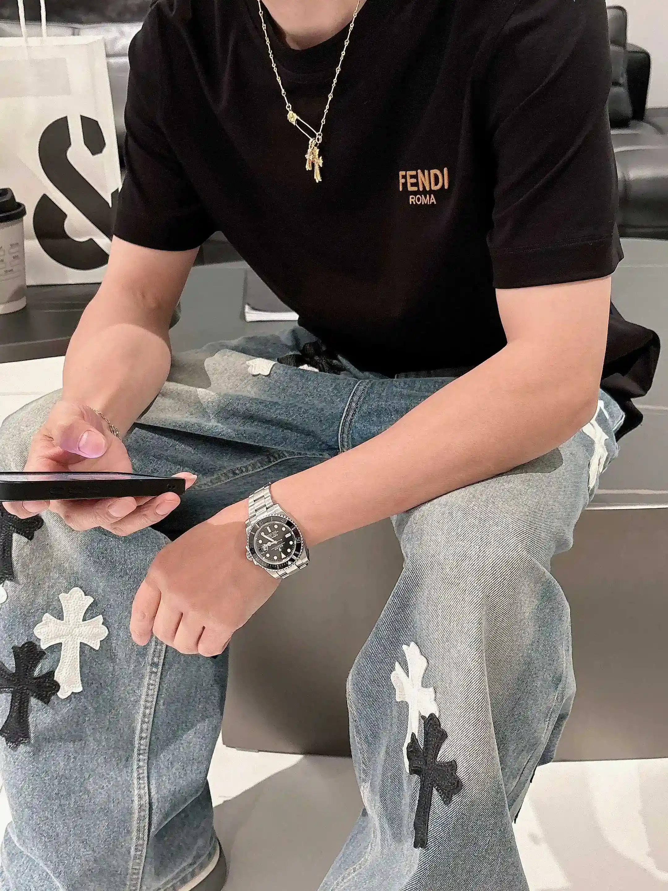 图片[6]-P520 FENDI芬迪 2025春夏首发短袖圆领T恤 高端订制 设计前卫时尚！品牌logo重工艺设计 丝光云朵棉面料.手感柔软.穿着舒适.专柜级别精致车线.做工精细.上身效果无敌帅气！型男必备单品！
颜色：黑色 白色
码数：M-3XL 微阔版型 178 155斤穿L 最大穿210斤-高仿包包