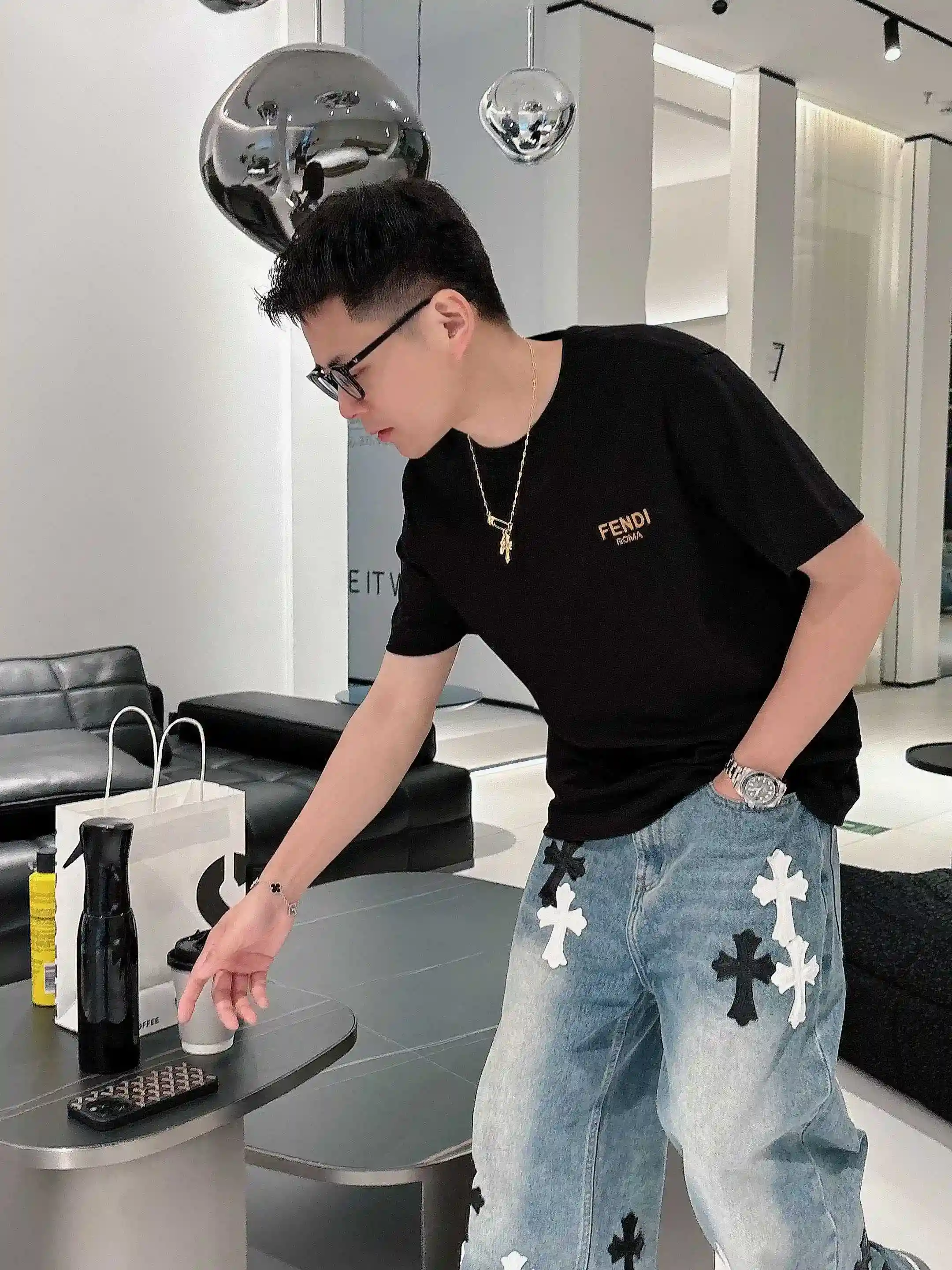 图片[8]-P520 FENDI芬迪 2025春夏首发短袖圆领T恤 高端订制 设计前卫时尚！品牌logo重工艺设计 丝光云朵棉面料.手感柔软.穿着舒适.专柜级别精致车线.做工精细.上身效果无敌帅气！型男必备单品！
颜色：黑色 白色
码数：M-3XL 微阔版型 178 155斤穿L 最大穿210斤-高仿包包