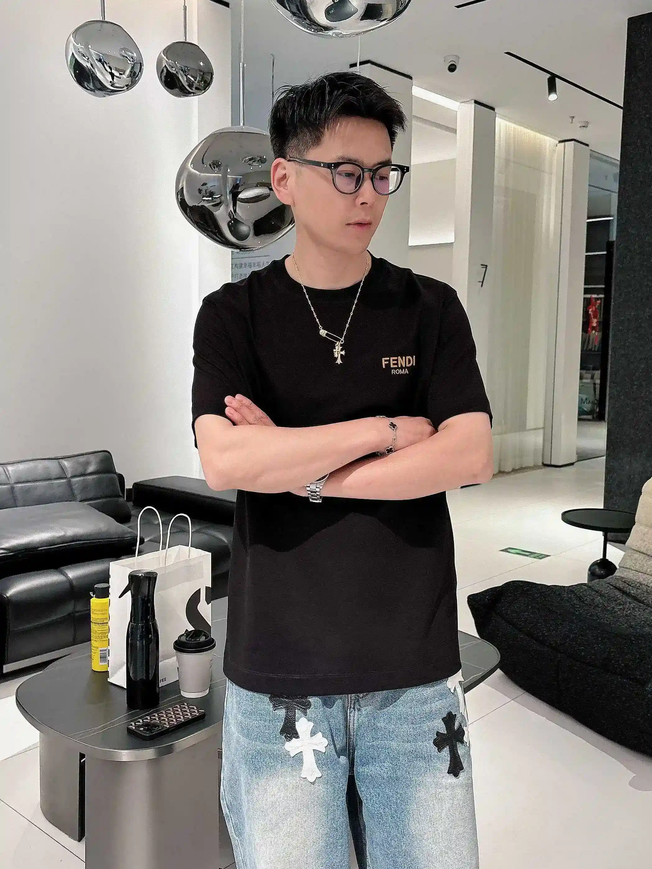 图片[9]-P520 FENDI芬迪 2025春夏首发短袖圆领T恤 高端订制 设计前卫时尚！品牌logo重工艺设计 丝光云朵棉面料.手感柔软.穿着舒适.专柜级别精致车线.做工精细.上身效果无敌帅气！型男必备单品！
颜色：黑色 白色
码数：M-3XL 微阔版型 178 155斤穿L 最大穿210斤-高仿包包