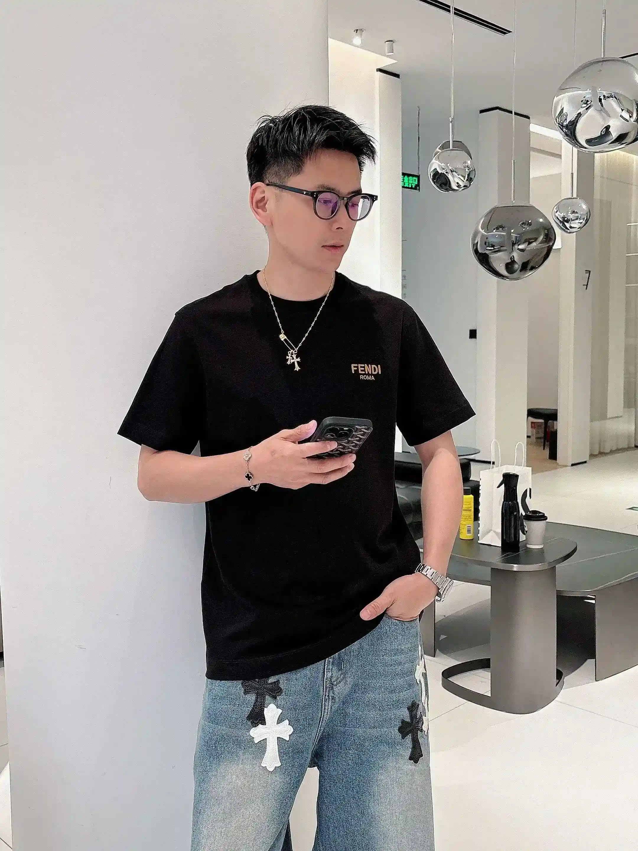 图片[11]-P520 FENDI芬迪 2025春夏首发短袖圆领T恤 高端订制 设计前卫时尚！品牌logo重工艺设计 丝光云朵棉面料.手感柔软.穿着舒适.专柜级别精致车线.做工精细.上身效果无敌帅气！型男必备单品！
颜色：黑色 白色
码数：M-3XL 微阔版型 178 155斤穿L 最大穿210斤-高仿包包