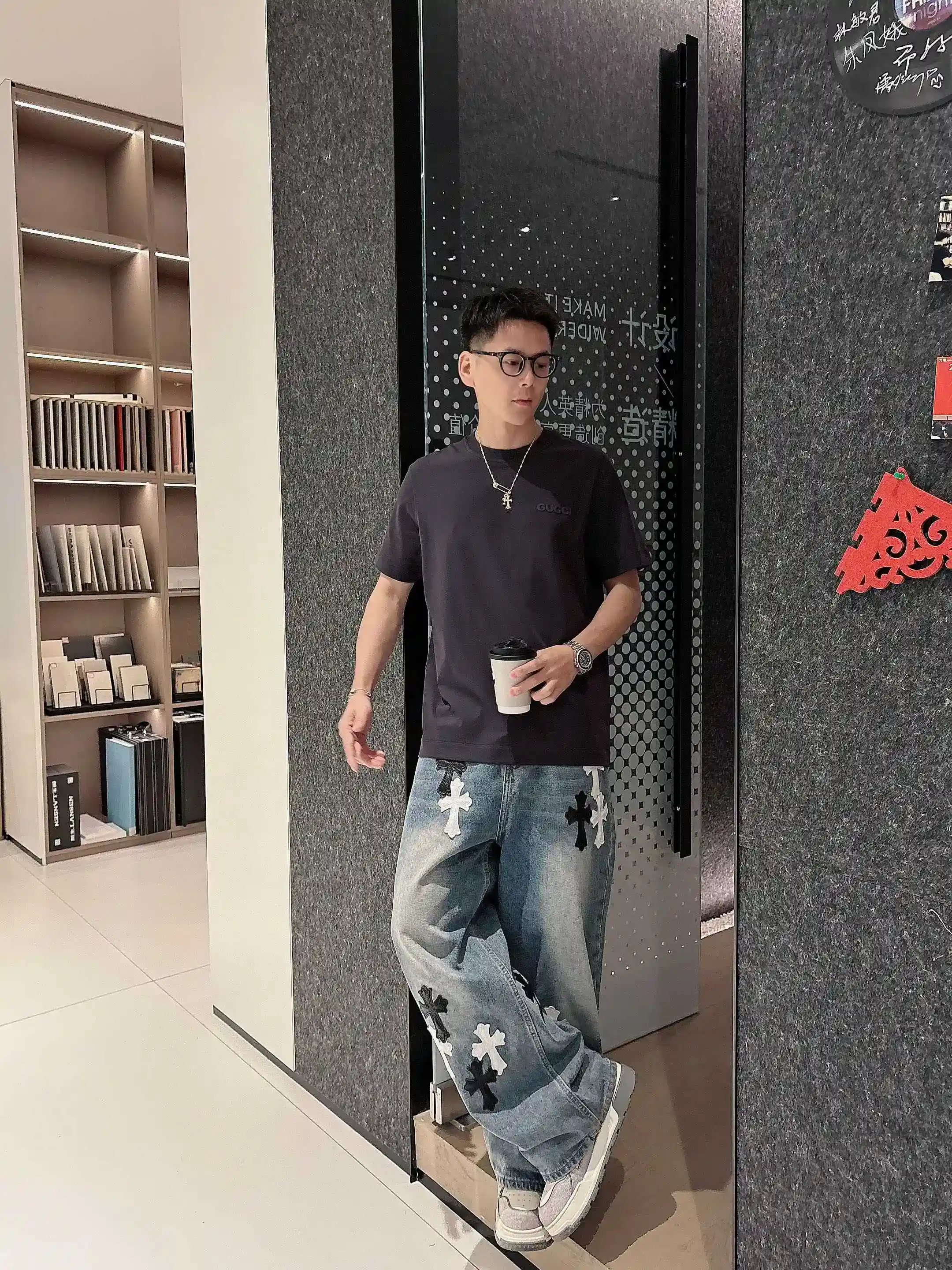 图片[5]-P520 Gucci古驰 2025春夏首发短袖圆领T恤 高端订制 设计前卫时尚！品牌logo重工艺设计 丝光云朵棉面料.手感柔软.穿着舒适.专柜级别精致车线.做工精细.上身效果无敌帅气！型男必备单品！
颜色：黑色 白色
码数：M-3XL 微阔版型 178 155斤穿L 最大穿210斤-高仿包包