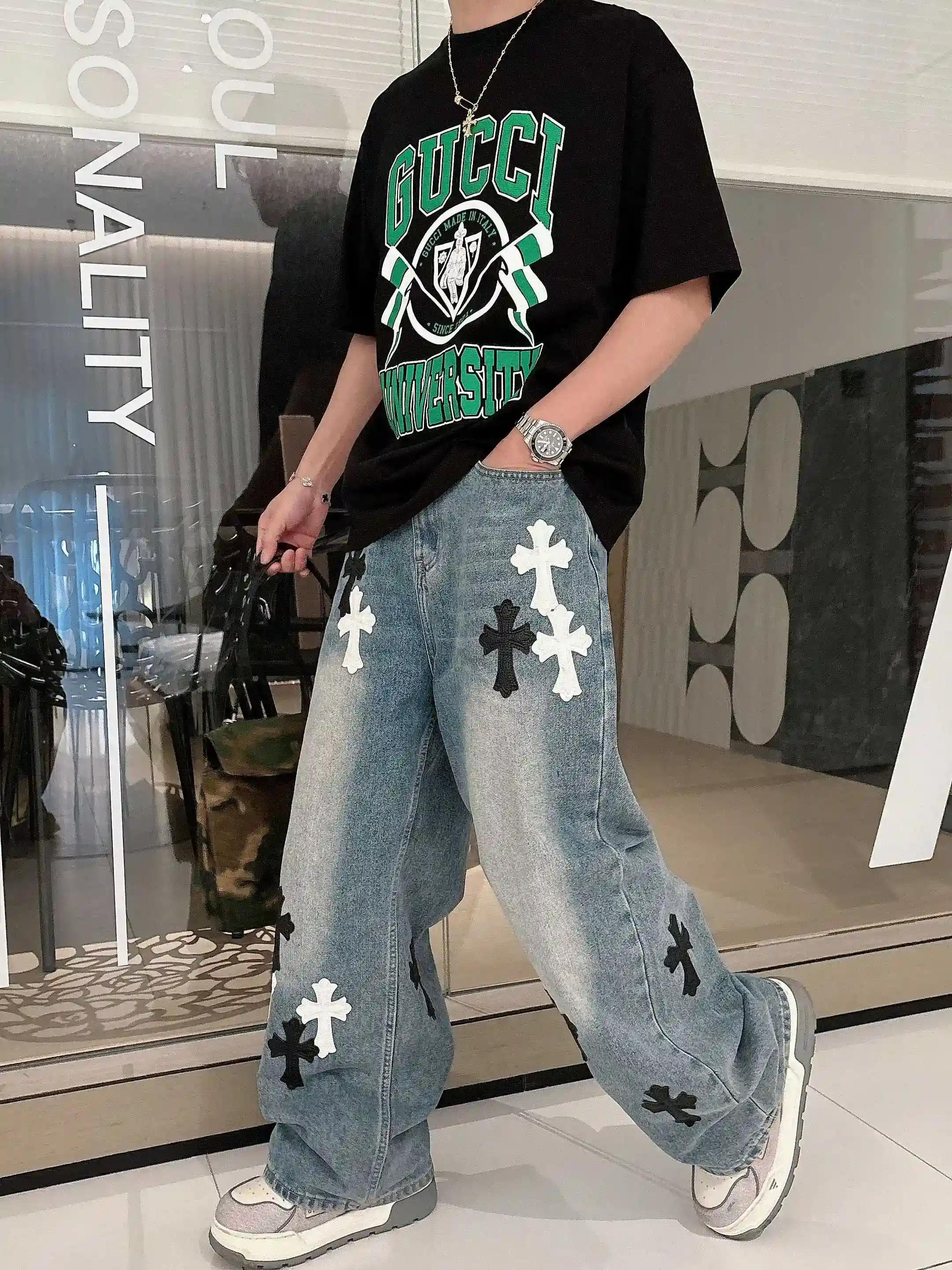 图片[3]-P520 Gucci古驰 2025春夏首发短袖圆领T恤 高端订制 设计前卫时尚！品牌logo重工艺设计 丝光云朵棉面料.手感柔软.穿着舒适.专柜级别精致车线.做工精细.上身效果无敌帅气！型男必备单品！
颜色：黑色 白色
码数：M-3XL 微阔版型 178 155斤穿L 最大穿210斤-高仿包包