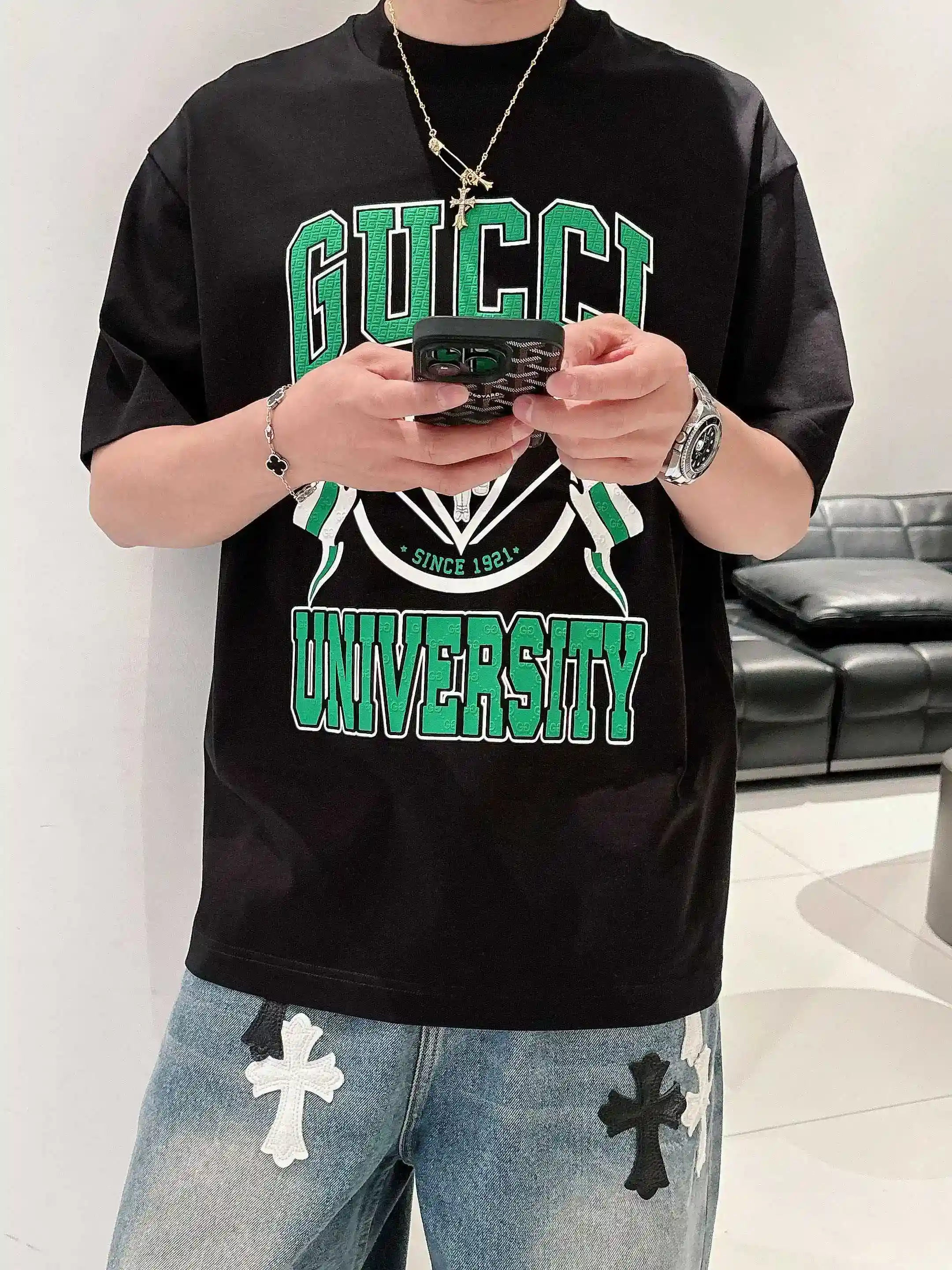 图片[9]-P520 Gucci古驰 2025春夏首发短袖圆领T恤 高端订制 设计前卫时尚！品牌logo重工艺设计 丝光云朵棉面料.手感柔软.穿着舒适.专柜级别精致车线.做工精细.上身效果无敌帅气！型男必备单品！
颜色：黑色 白色
码数：M-3XL 微阔版型 178 155斤穿L 最大穿210斤-高仿包包