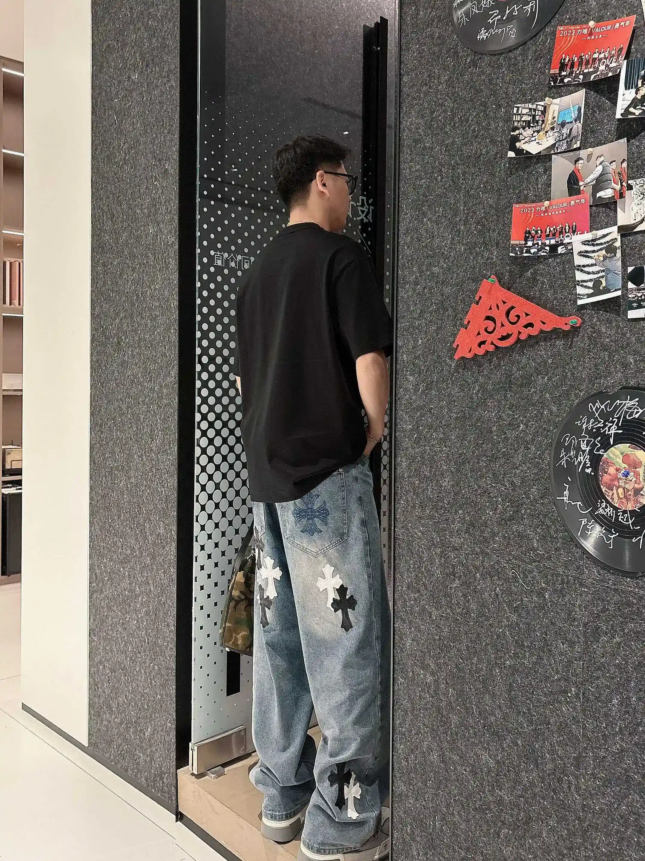 图片[6]-P520 Gucci古驰 2025春夏首发短袖圆领T恤 高端订制 设计前卫时尚！品牌logo重工艺设计 丝光云朵棉面料.手感柔软.穿着舒适.专柜级别精致车线.做工精细.上身效果无敌帅气！型男必备单品！
颜色：黑色 白色
码数：M-3XL 微阔版型 178 155斤穿L 最大穿210斤-高仿包包