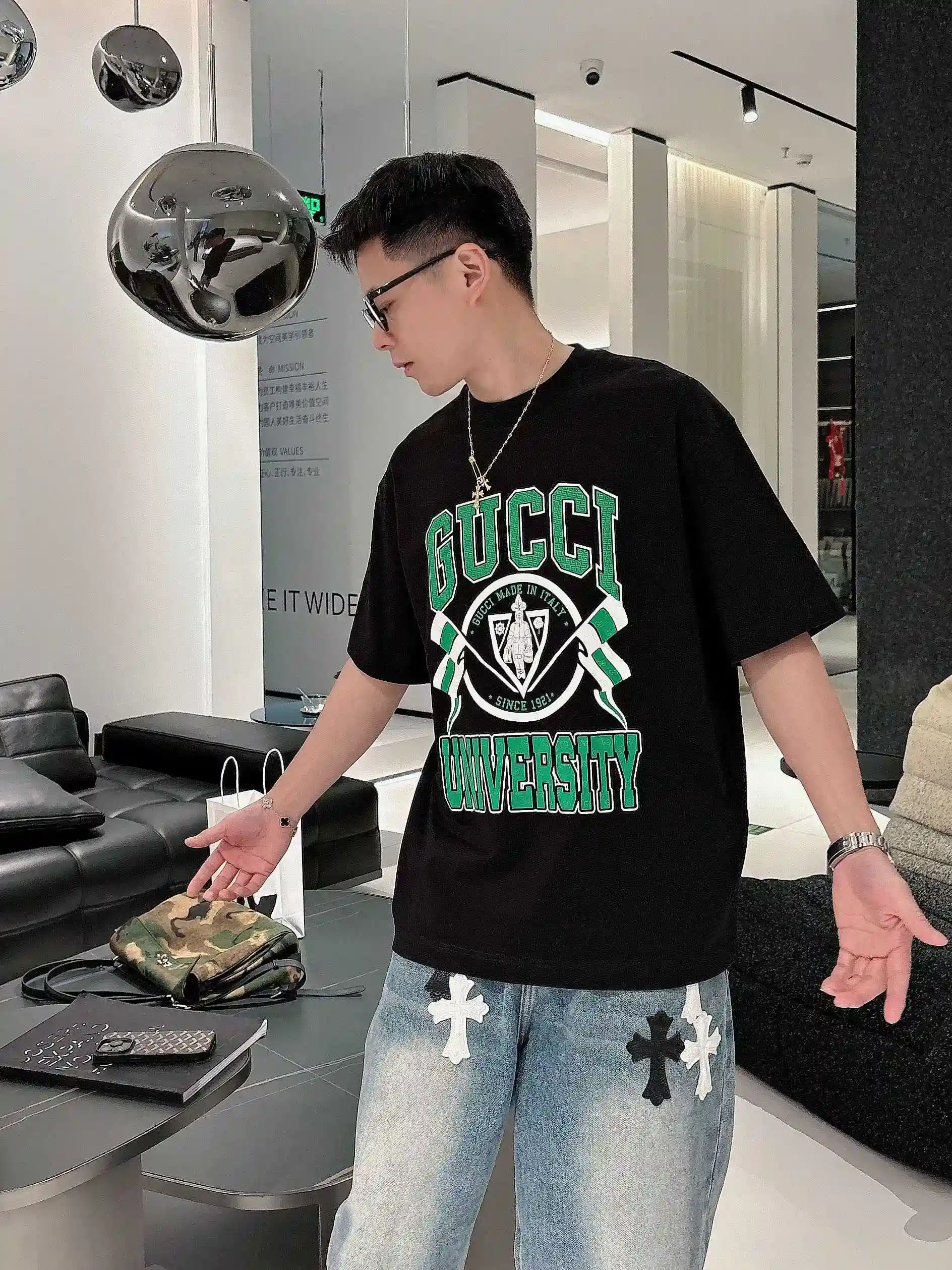 图片[11]-P520 Gucci古驰 2025春夏首发短袖圆领T恤 高端订制 设计前卫时尚！品牌logo重工艺设计 丝光云朵棉面料.手感柔软.穿着舒适.专柜级别精致车线.做工精细.上身效果无敌帅气！型男必备单品！
颜色：黑色 白色
码数：M-3XL 微阔版型 178 155斤穿L 最大穿210斤-高仿包包