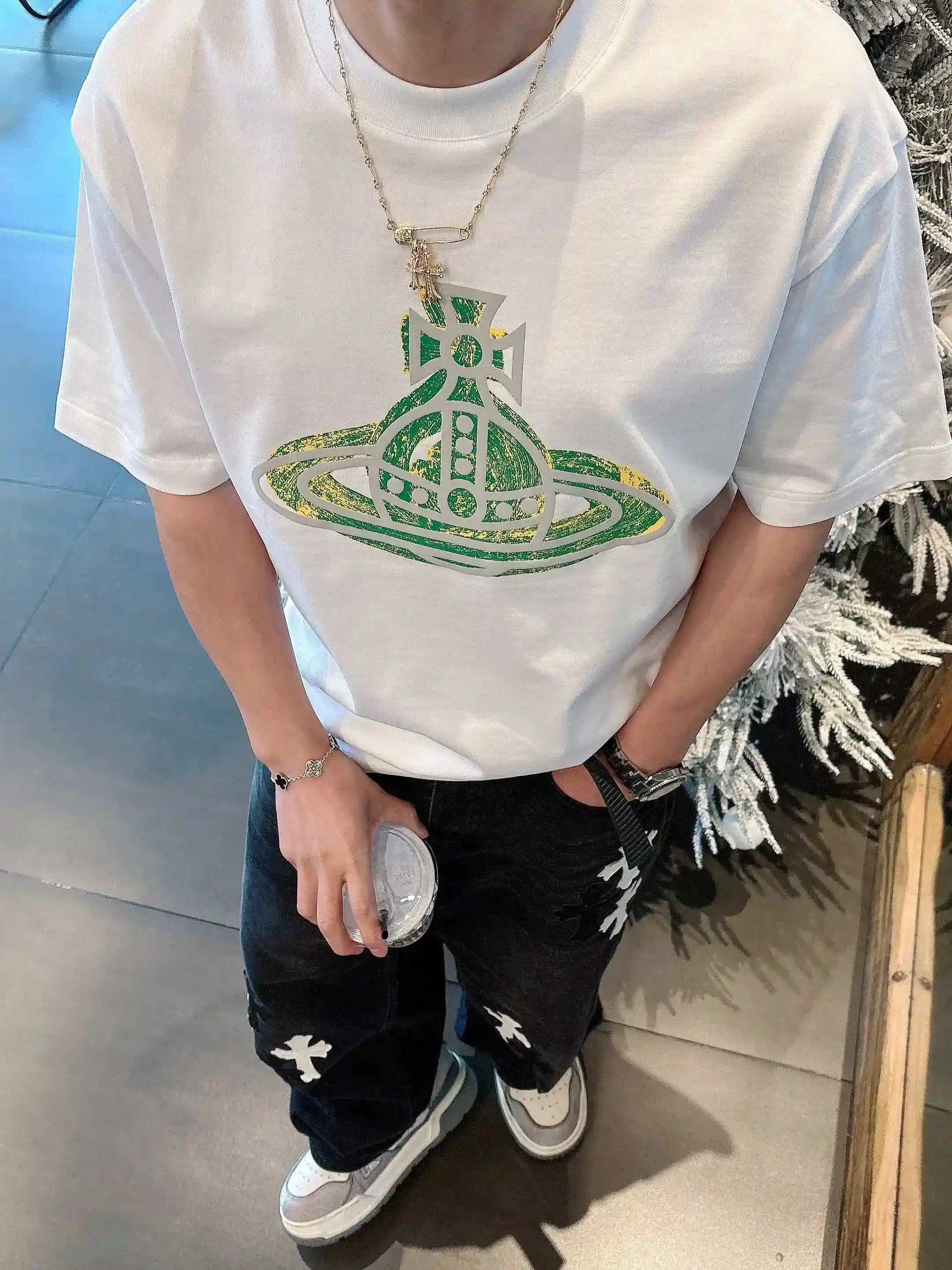 图片[10]-P520 VIVI西太后 2025春夏首发短袖圆领T恤 高端订制 设计前卫时尚！品牌logo重工艺设计 丝光云朵棉面料.手感柔软.穿着舒适.专柜级别精致车线.做工精细.上身效果无敌帅气！型男必备单品！
颜色：黑色 白色
码数：M-3XL 微阔版型 178 155斤穿L 最大穿210斤-高仿包包