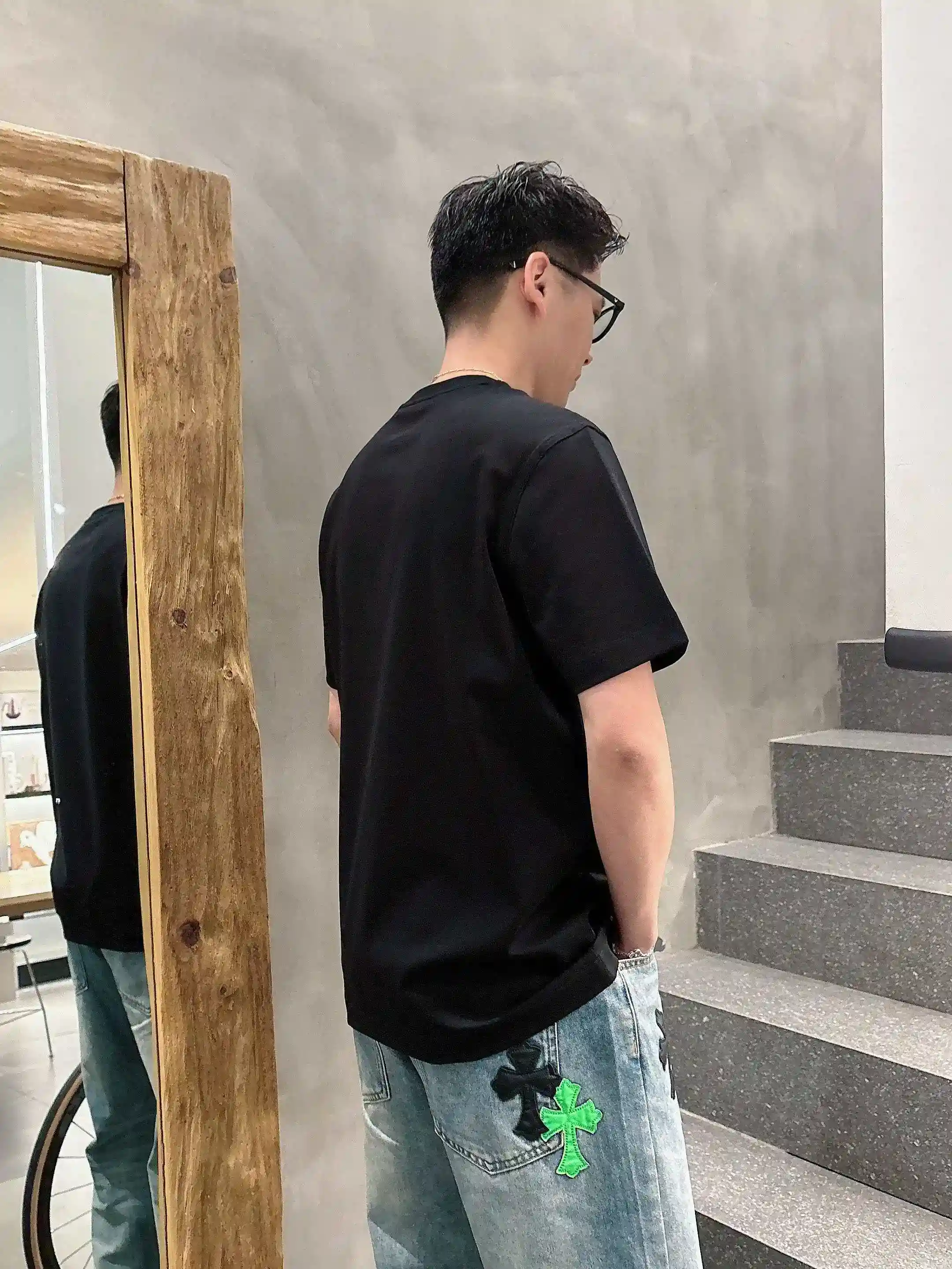 图片[2]-P520 DG杜嘉班纳 2025春夏首发短袖圆领T恤 高端订制 设计前卫时尚！品牌logo重工艺设计 丝光云朵棉面料.手感柔软.穿着舒适.专柜级别精致车线.做工精细.上身效果无敌帅气！型男必备单品！
颜色：黑色 白色
码数：M-3XL 微阔版型 178 155斤穿L 最大穿210斤-高仿包包