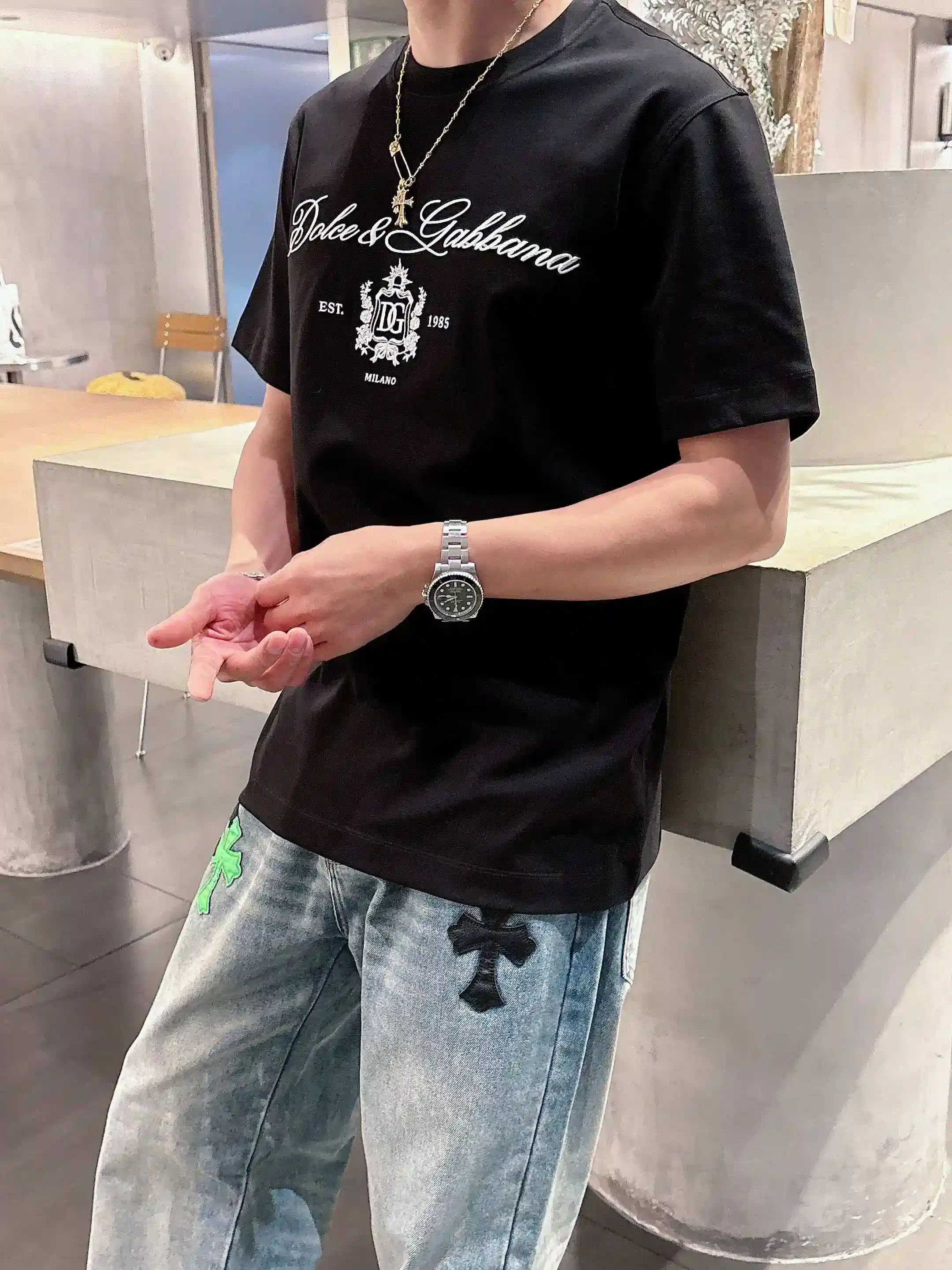 图片[5]-P520 DG杜嘉班纳 2025春夏首发短袖圆领T恤 高端订制 设计前卫时尚！品牌logo重工艺设计 丝光云朵棉面料.手感柔软.穿着舒适.专柜级别精致车线.做工精细.上身效果无敌帅气！型男必备单品！
颜色：黑色 白色
码数：M-3XL 微阔版型 178 155斤穿L 最大穿210斤-高仿包包