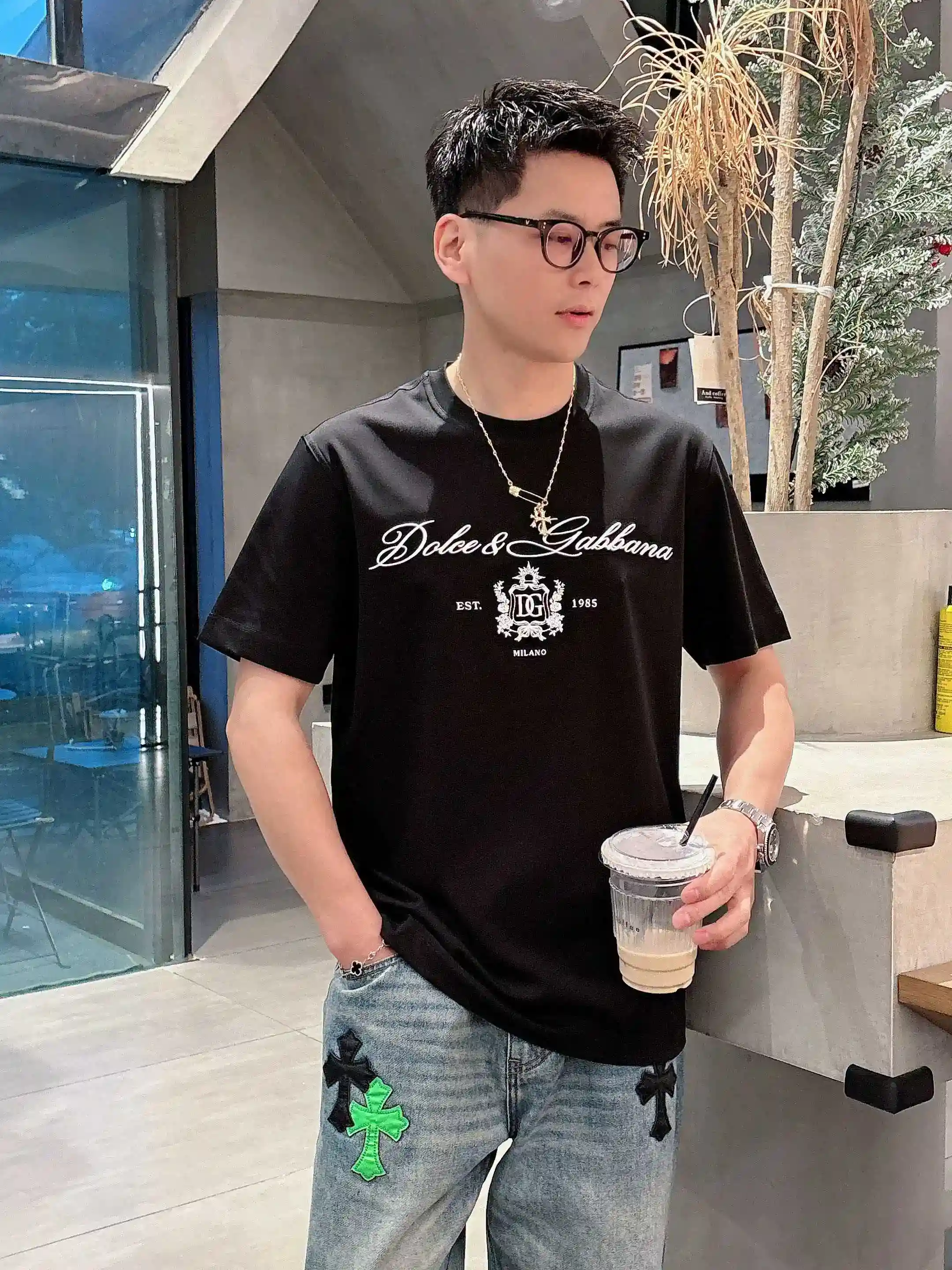 图片[8]-P520 DG杜嘉班纳 2025春夏首发短袖圆领T恤 高端订制 设计前卫时尚！品牌logo重工艺设计 丝光云朵棉面料.手感柔软.穿着舒适.专柜级别精致车线.做工精细.上身效果无敌帅气！型男必备单品！
颜色：黑色 白色
码数：M-3XL 微阔版型 178 155斤穿L 最大穿210斤-高仿包包
