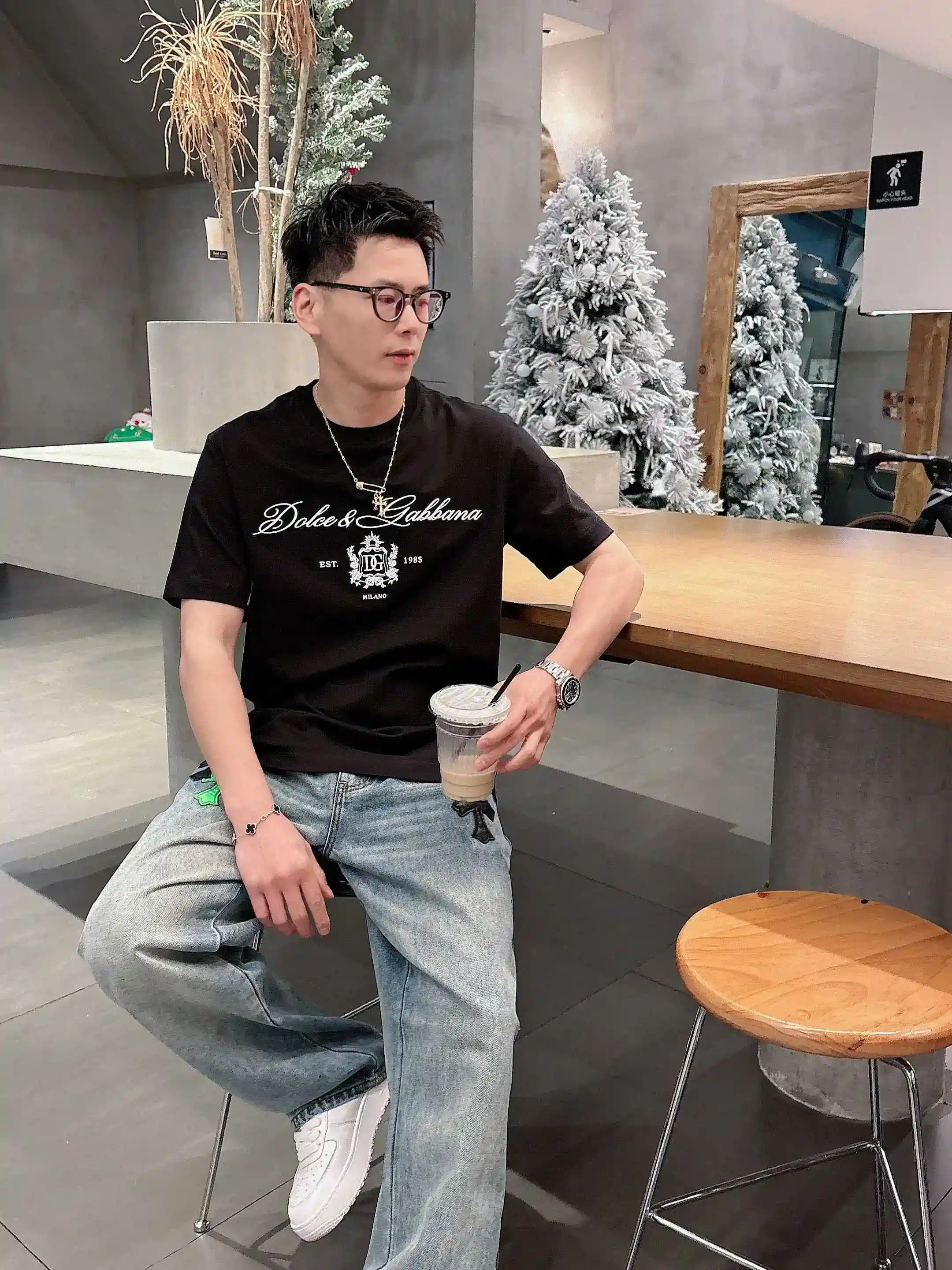 图片[10]-P520 DG杜嘉班纳 2025春夏首发短袖圆领T恤 高端订制 设计前卫时尚！品牌logo重工艺设计 丝光云朵棉面料.手感柔软.穿着舒适.专柜级别精致车线.做工精细.上身效果无敌帅气！型男必备单品！
颜色：黑色 白色
码数：M-3XL 微阔版型 178 155斤穿L 最大穿210斤-高仿包包