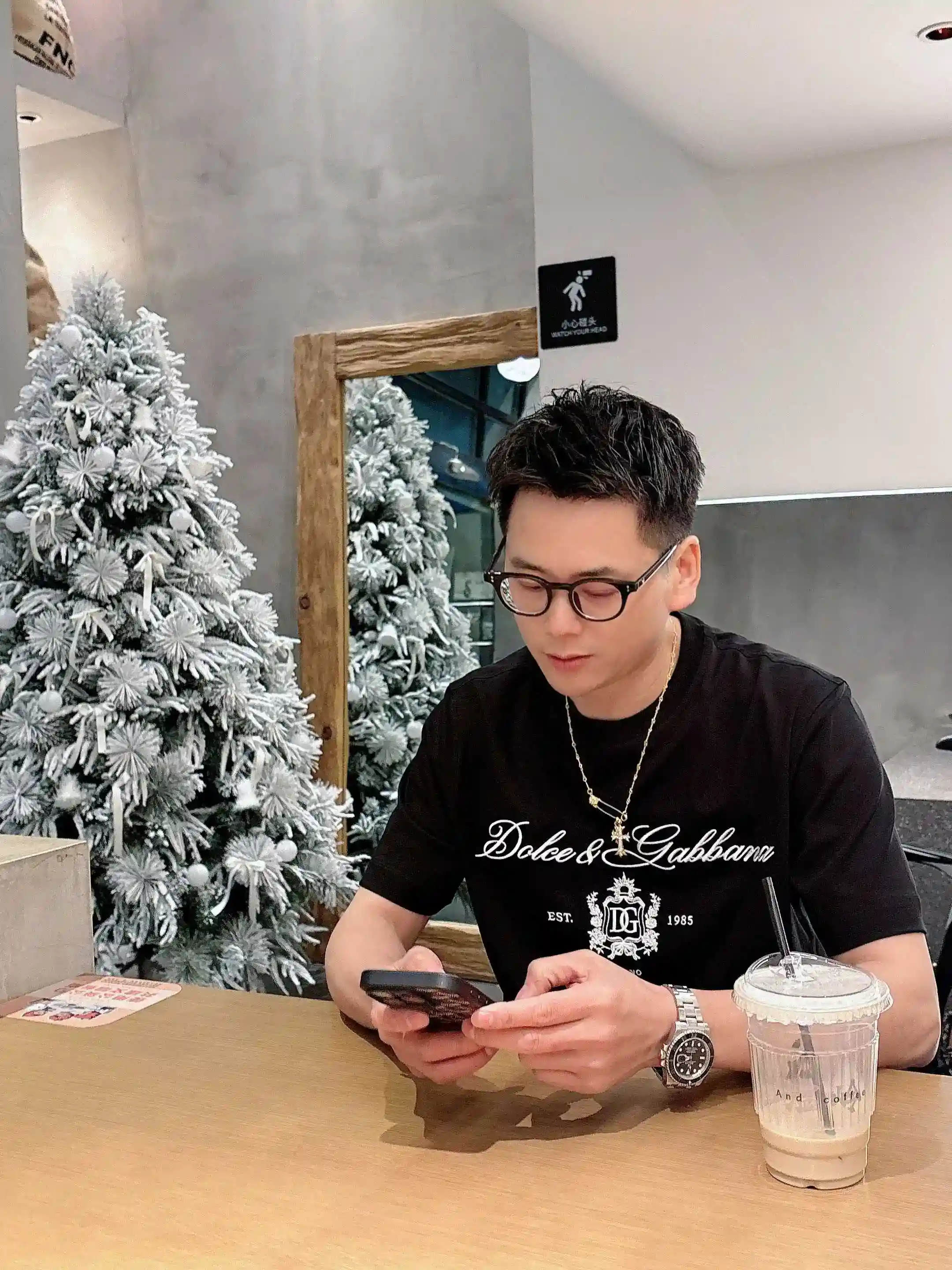 图片[6]-P520 DG杜嘉班纳 2025春夏首发短袖圆领T恤 高端订制 设计前卫时尚！品牌logo重工艺设计 丝光云朵棉面料.手感柔软.穿着舒适.专柜级别精致车线.做工精细.上身效果无敌帅气！型男必备单品！
颜色：黑色 白色
码数：M-3XL 微阔版型 178 155斤穿L 最大穿210斤-高仿包包
