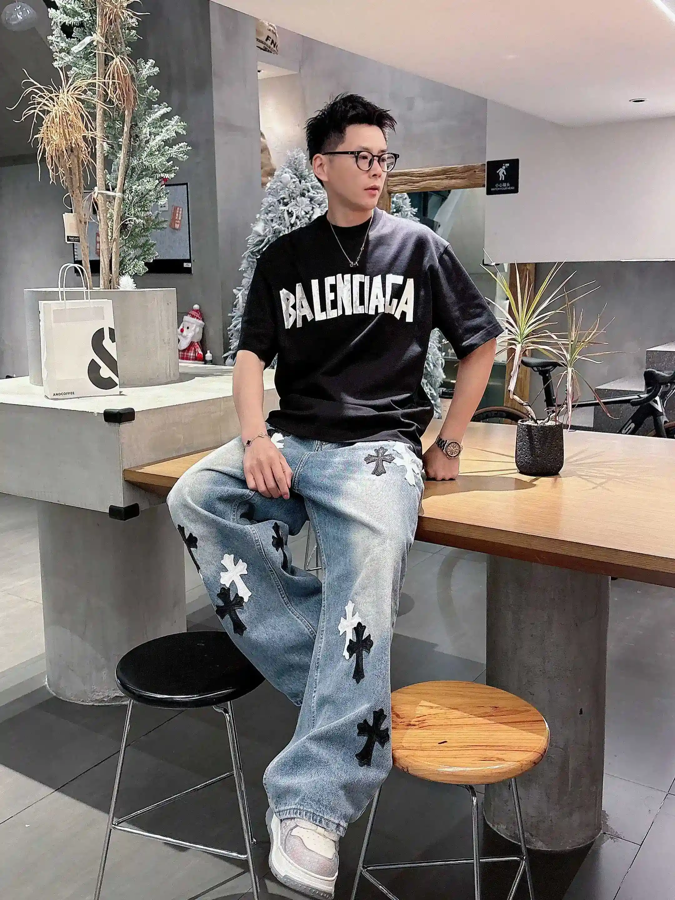 图片[12]-P520 巴黎世家 2025春夏首发短袖圆领T恤 高端订制 设计前卫时尚！品牌logo重工艺设计 丝光云朵棉面料.手感柔软.穿着舒适.专柜级别精致车线.做工精细.上身效果无敌帅气！型男必备单品！
颜色：黑色 白色
码数：M-3XL 微阔版型 178 155斤穿L 最大穿210斤-高仿包包