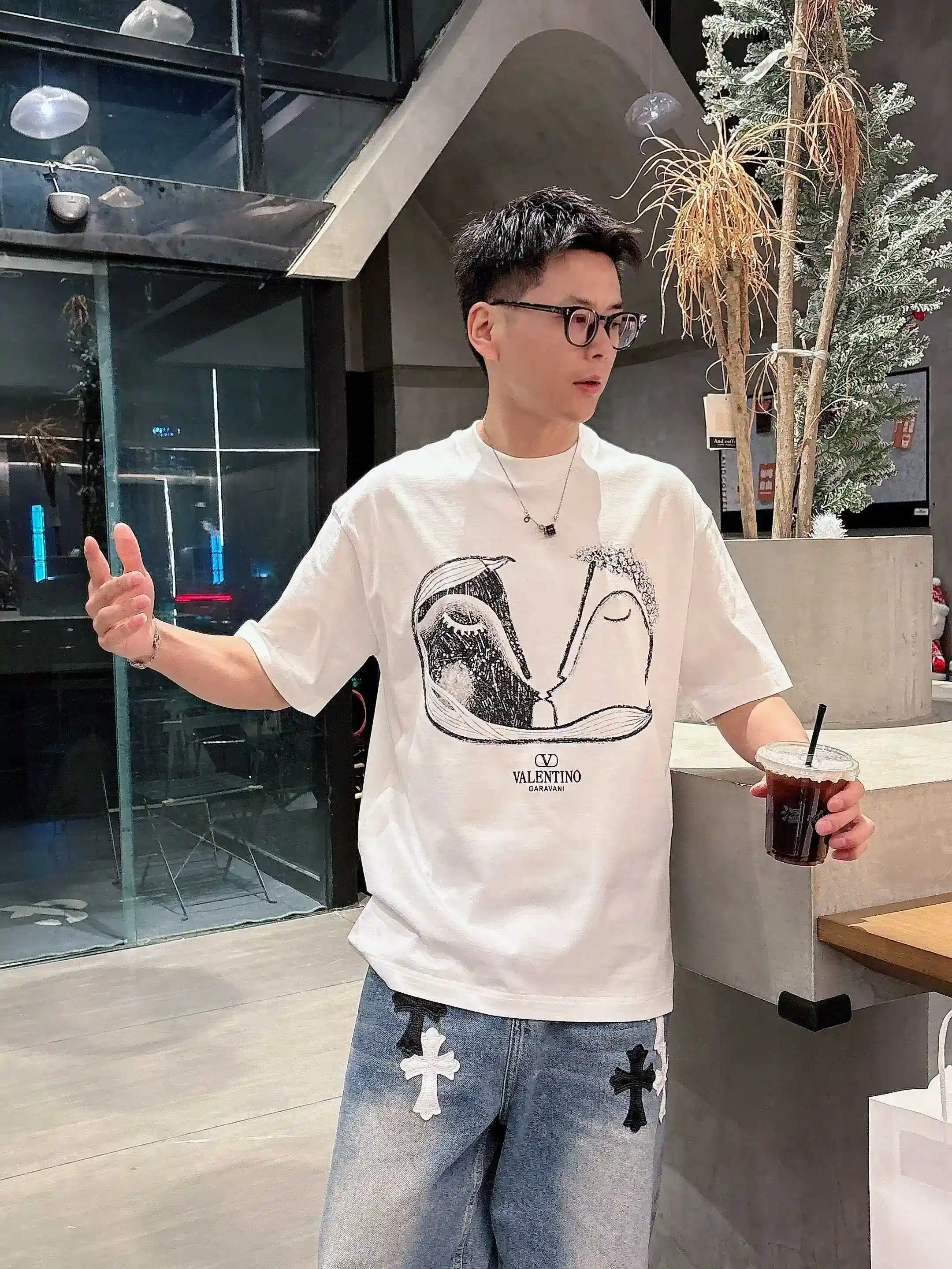 图片[9]-P520 VNTN华伦天奴 2025春夏首发短袖圆领T恤 高端订制 设计前卫时尚！品牌logo重工艺设计 丝光云朵棉面料.手感柔软.穿着舒适.专柜级别精致车线.做工精细.上身效果无敌帅气！型男必备单品！
颜色：黑色 白色
码数：M-3XL 微阔版型 178 155斤穿L 最大穿210斤-高仿包包