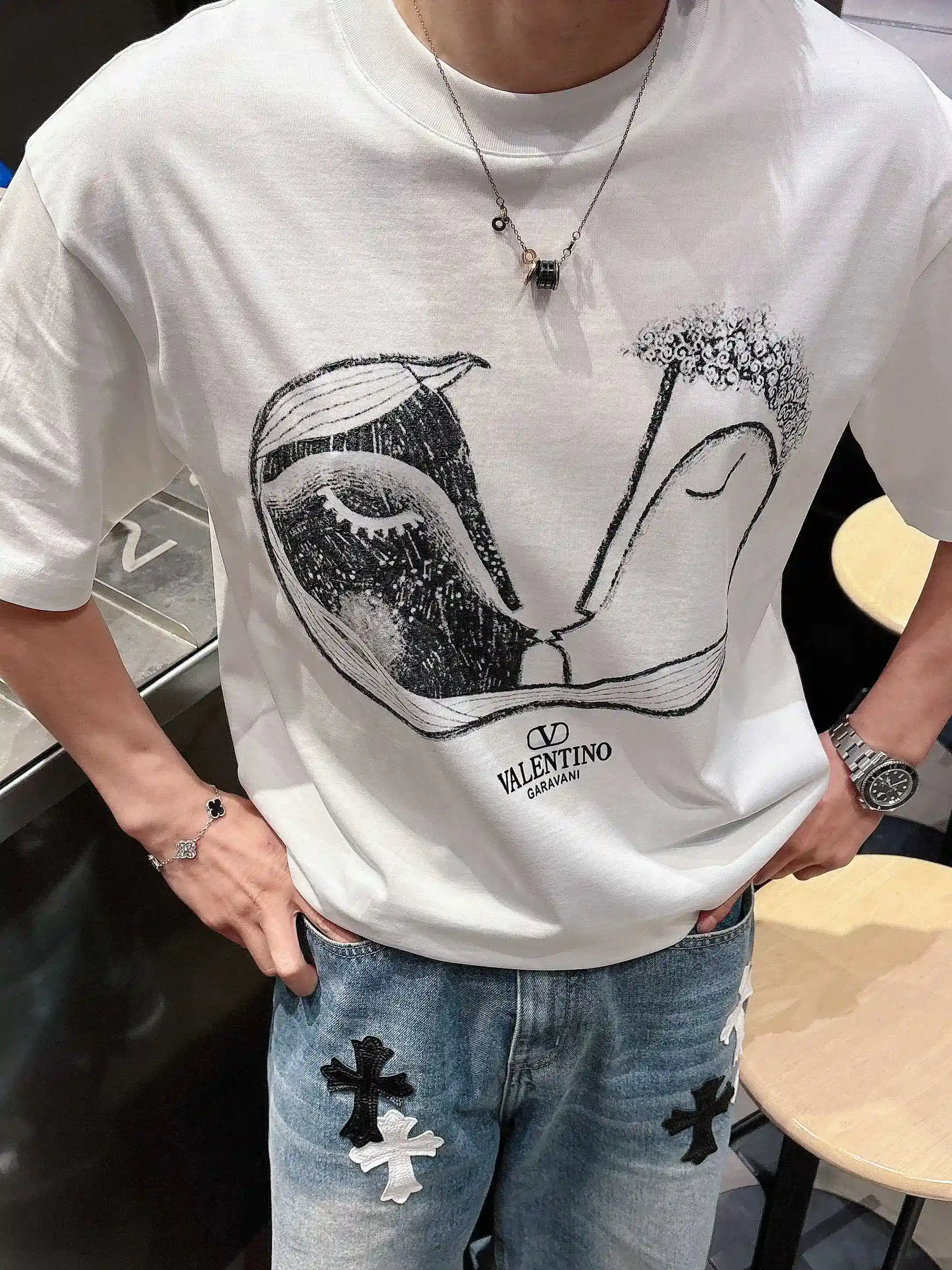 图片[6]-P520 VNTN华伦天奴 2025春夏首发短袖圆领T恤 高端订制 设计前卫时尚！品牌logo重工艺设计 丝光云朵棉面料.手感柔软.穿着舒适.专柜级别精致车线.做工精细.上身效果无敌帅气！型男必备单品！
颜色：黑色 白色
码数：M-3XL 微阔版型 178 155斤穿L 最大穿210斤-高仿包包