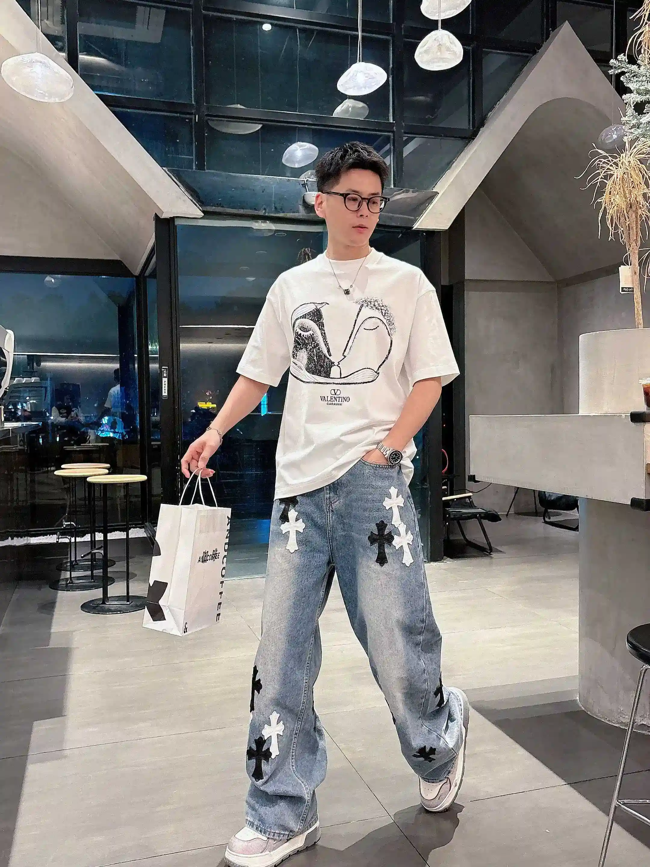 图片[11]-P520 VNTN华伦天奴 2025春夏首发短袖圆领T恤 高端订制 设计前卫时尚！品牌logo重工艺设计 丝光云朵棉面料.手感柔软.穿着舒适.专柜级别精致车线.做工精细.上身效果无敌帅气！型男必备单品！
颜色：黑色 白色
码数：M-3XL 微阔版型 178 155斤穿L 最大穿210斤-高仿包包