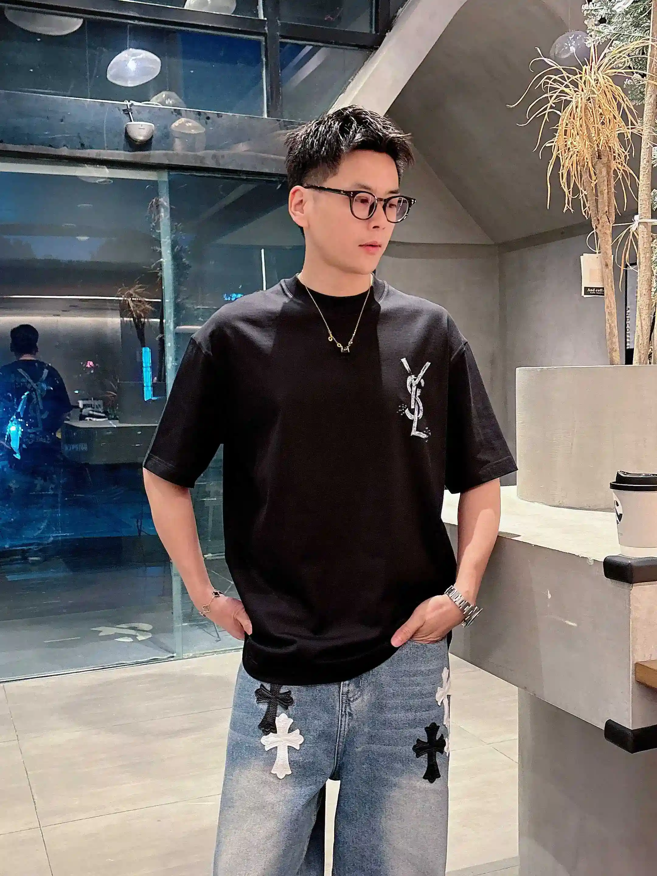 图片[2]-P520 YSL圣罗兰 2025春夏首发短袖圆领T恤 高端订制 设计前卫时尚！品牌logo重工艺设计 丝光云朵棉面料.手感柔软.穿着舒适.专柜级别精致车线.做工精细.上身效果无敌帅气！型男必备单品！
颜色：黑色 白色
码数：M-3XL 微阔版型 178 155斤穿L 最大穿210斤-高仿包包