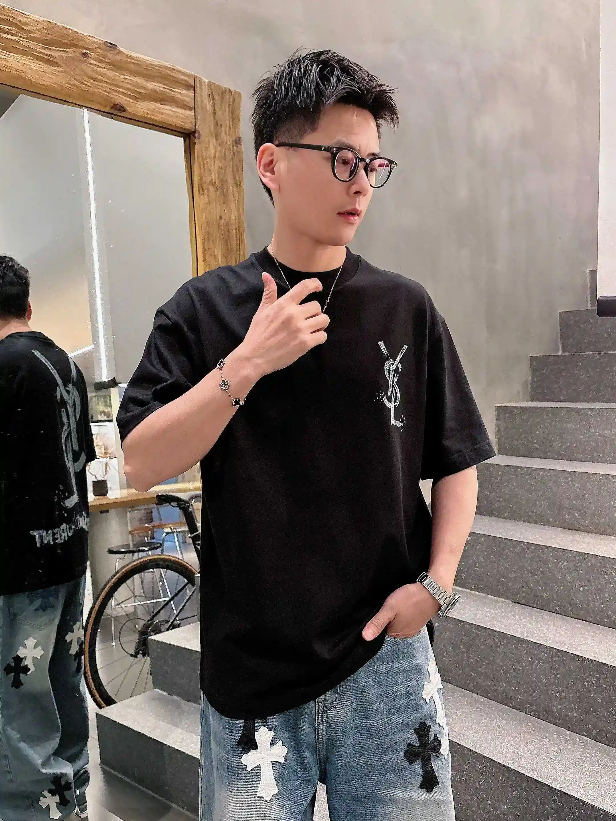 图片[10]-P520 YSL圣罗兰 2025春夏首发短袖圆领T恤 高端订制 设计前卫时尚！品牌logo重工艺设计 丝光云朵棉面料.手感柔软.穿着舒适.专柜级别精致车线.做工精细.上身效果无敌帅气！型男必备单品！
颜色：黑色 白色
码数：M-3XL 微阔版型 178 155斤穿L 最大穿210斤-高仿包包