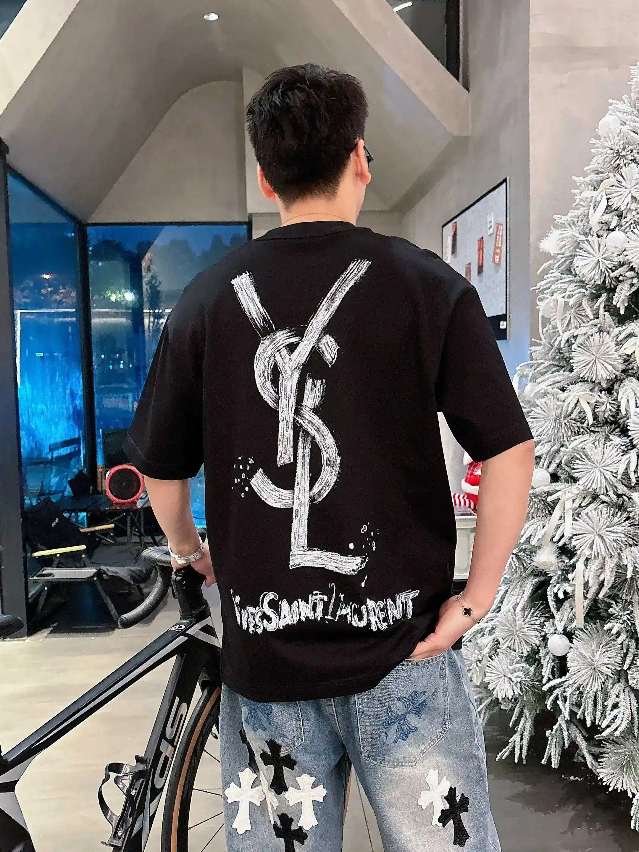 图片[7]-P520 YSL圣罗兰 2025春夏首发短袖圆领T恤 高端订制 设计前卫时尚！品牌logo重工艺设计 丝光云朵棉面料.手感柔软.穿着舒适.专柜级别精致车线.做工精细.上身效果无敌帅气！型男必备单品！
颜色：黑色 白色
码数：M-3XL 微阔版型 178 155斤穿L 最大穿210斤-高仿包包
