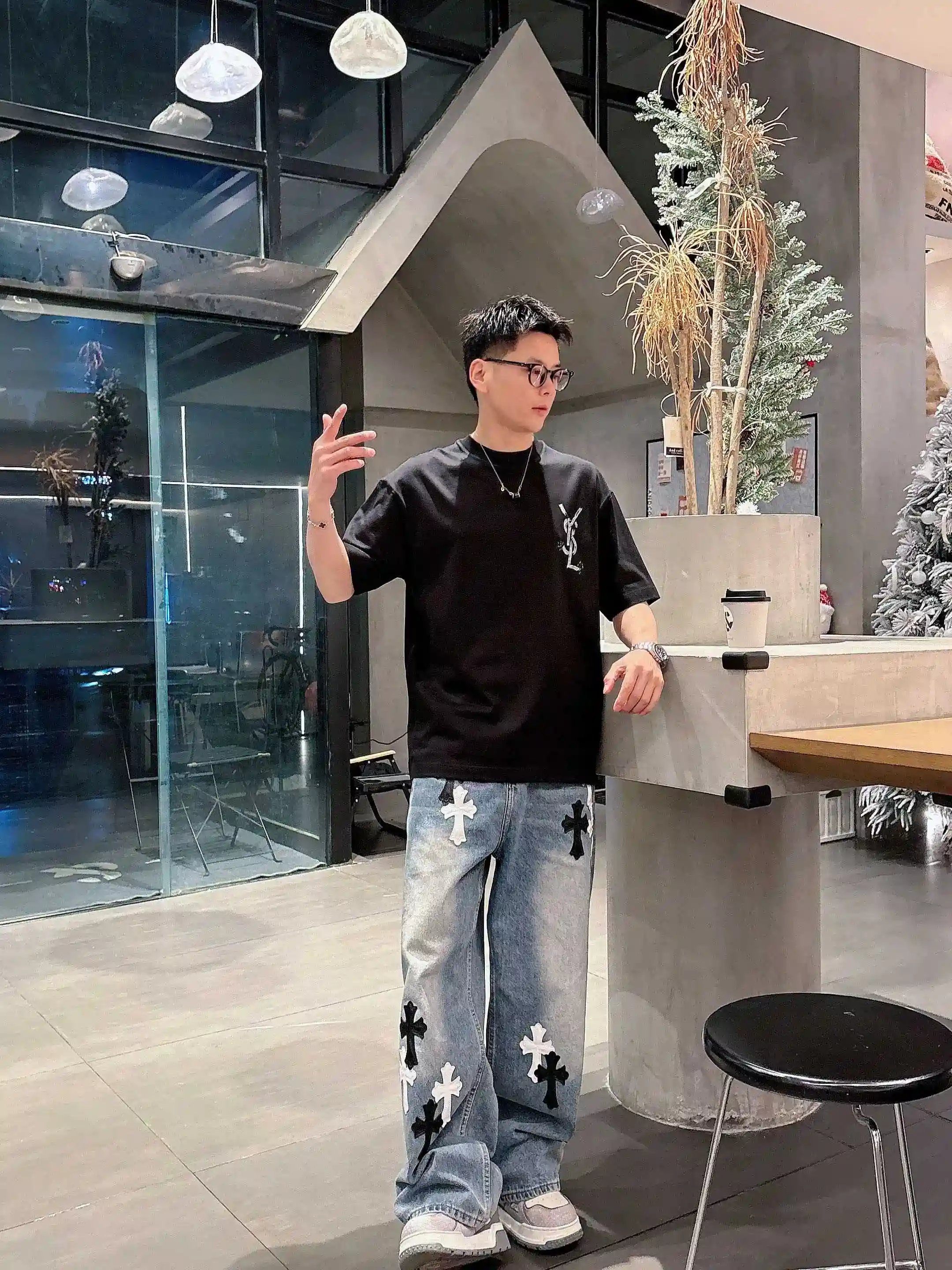 图片[14]-P520 YSL圣罗兰 2025春夏首发短袖圆领T恤 高端订制 设计前卫时尚！品牌logo重工艺设计 丝光云朵棉面料.手感柔软.穿着舒适.专柜级别精致车线.做工精细.上身效果无敌帅气！型男必备单品！
颜色：黑色 白色
码数：M-3XL 微阔版型 178 155斤穿L 最大穿210斤-高仿包包