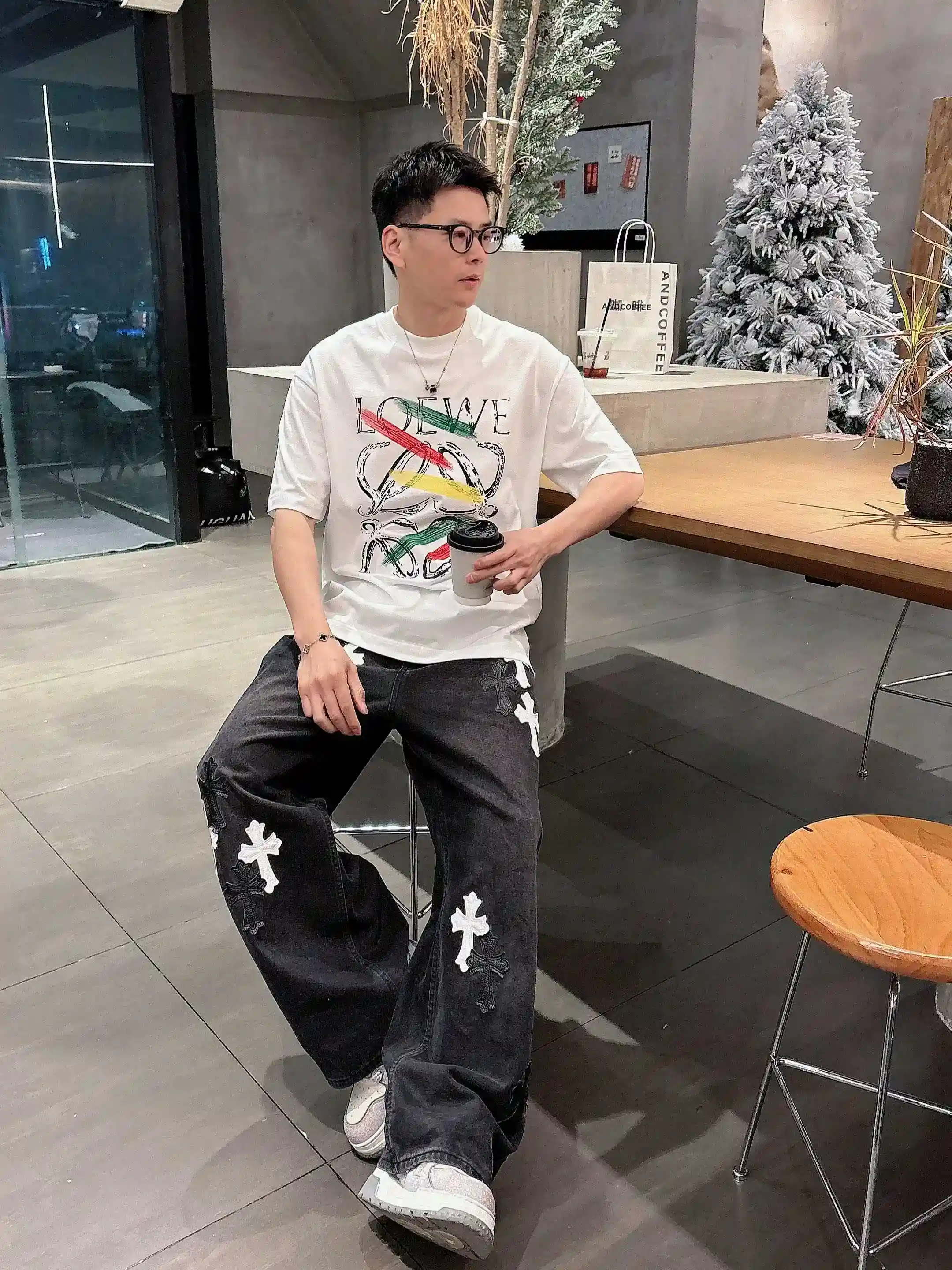 图片[3]-P520 Loewe罗意威 2025春夏首发短袖圆领T恤 高端订制 设计前卫时尚！品牌logo重工艺设计 丝光云朵棉面料.手感柔软.穿着舒适.专柜级别精致车线.做工精细.上身效果无敌帅气！型男必备单品！
颜色：黑色 白色
码数：M-3XL 微阔版型 178 155斤穿L 最大穿210斤-高仿包包
