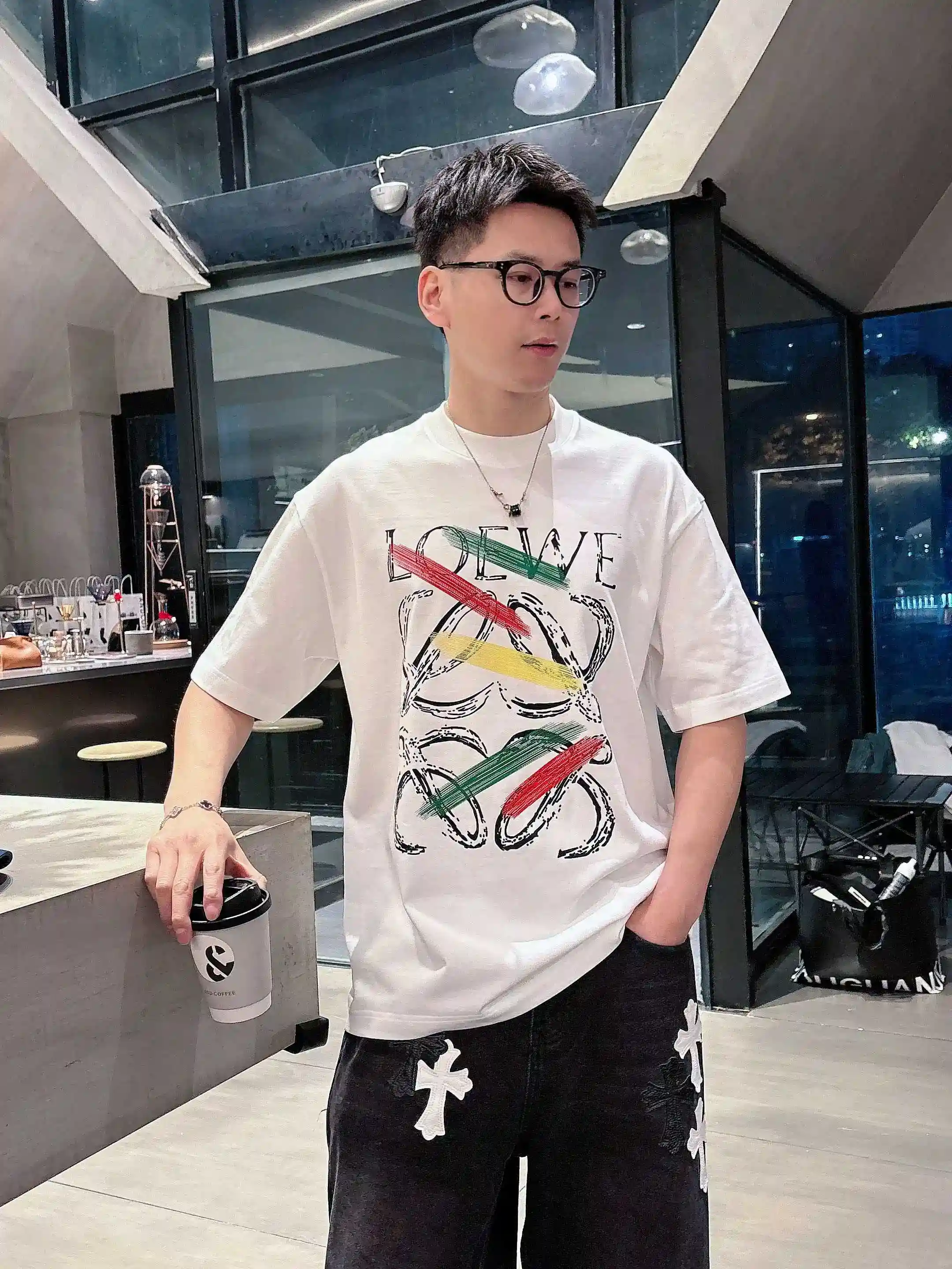 图片[7]-P520 Loewe罗意威 2025春夏首发短袖圆领T恤 高端订制 设计前卫时尚！品牌logo重工艺设计 丝光云朵棉面料.手感柔软.穿着舒适.专柜级别精致车线.做工精细.上身效果无敌帅气！型男必备单品！
颜色：黑色 白色
码数：M-3XL 微阔版型 178 155斤穿L 最大穿210斤-高仿包包