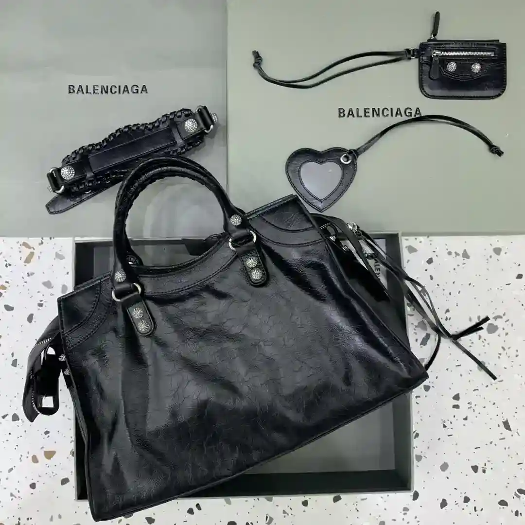 Picture [2]-Black diamond buckle 💙Balenciagα Paris most Neo cagole biker bag this time equipped with a loving heart small mirror cool valiant appearance is a sweetheart ♡ Carrying on can enhance the entire atmosphere easily handsome a place ah Sweetheart hot girl must enter 🧏🏻‍♀️ model no; 6385151480Size: L38.5xW17xH34cm-High Fake Bags