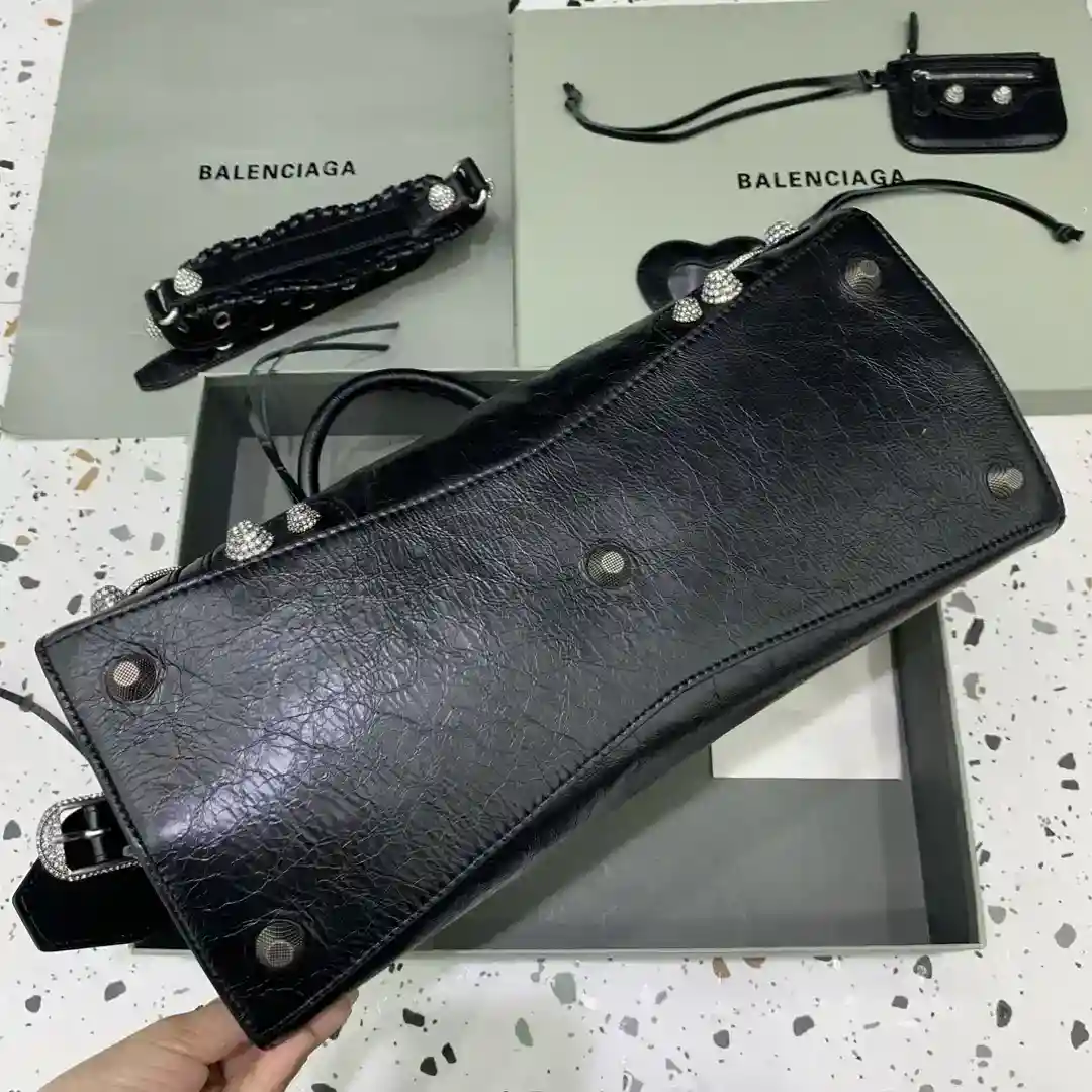 Picture [4]-Black diamond buckle 💙Balenciagα Paris most Neo cagole biker bag this time equipped with a love heart small mirror cool valiant appearance is a sweetheart ♡ Carrying on can enhance the entire aura easily handsome a place ah Sweetheart hot girl must enter 🧏🏻‍♀️ model no; 6385151480Size: L38.5xW17xH34cm-High Fake Bags