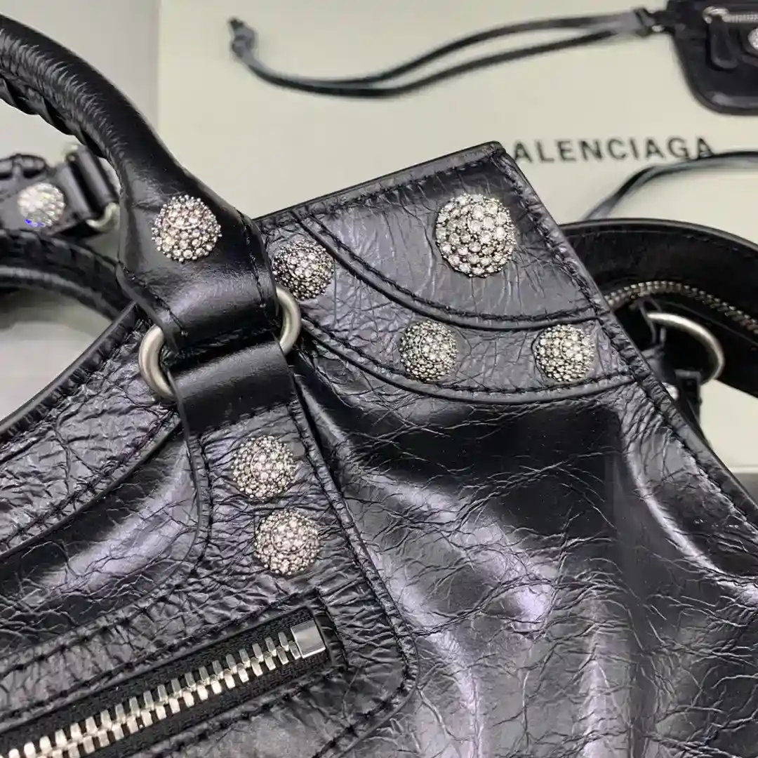 Picture [5]-Black diamond buckle 💙Balenciagα Paris most Neo cagole biker bag this time equipped with a loving heart small mirror cool valiant appearance is a sweetheart ♡ Carrying on can enhance the entire atmosphere easily handsome a place ah sweetie hot girl must enter 🧏🏻‍♀️ model no; 6385151480Size: L38.5xW17xH34cm-High Fake Bags