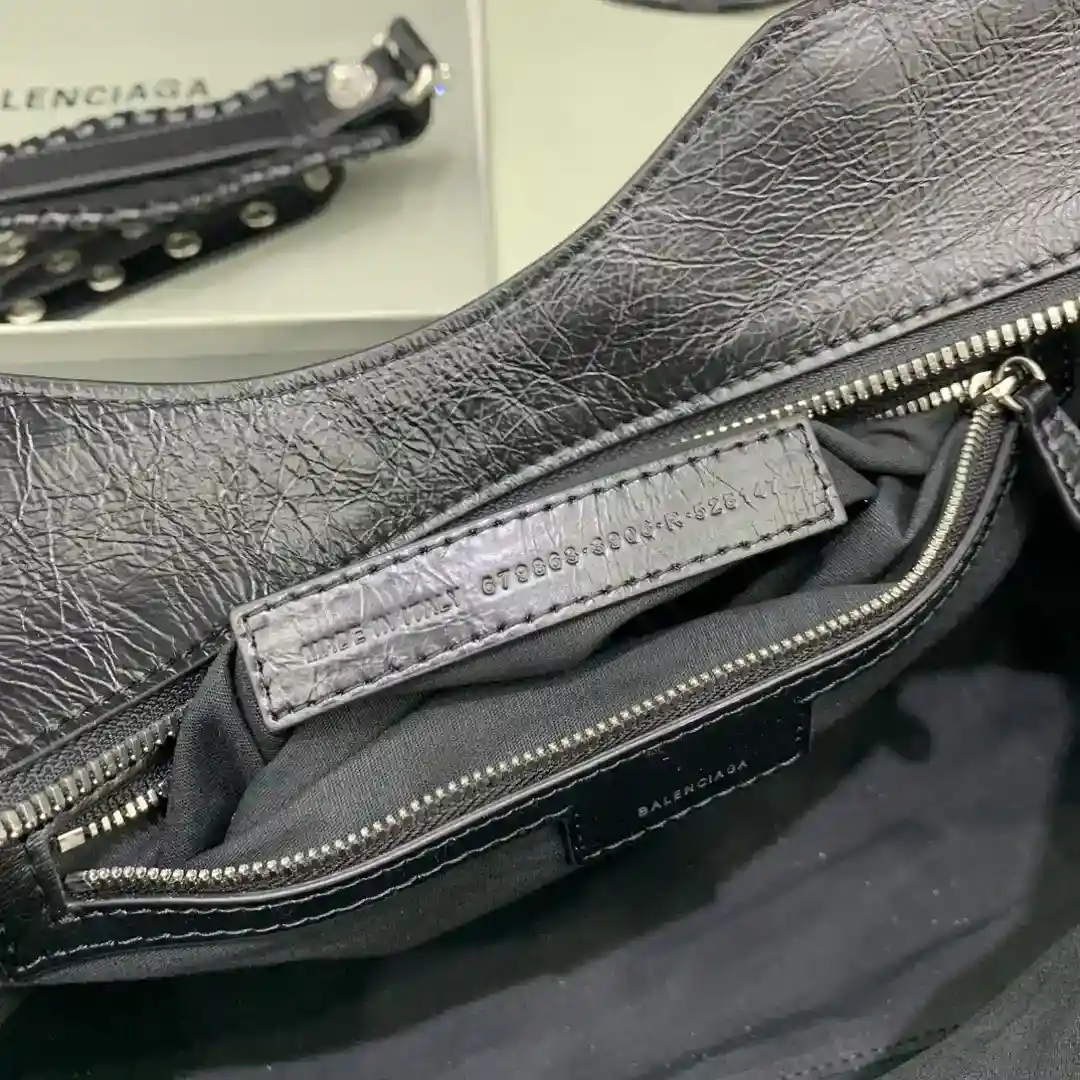 Picture [8]-Black diamond buckle 💙Balenciagα Paris most Neo cagole biker bag this time equipped with a love heart small mirror cool valiant appearance is a sweetheart ♡ Carrying on can enhance the entire atmosphere easily handsome a place ah sweetie hot girl must enter 🧏🏻‍♀️ model no; 6385151480Size: L38.5xW17xH34cm-High Fake Bags