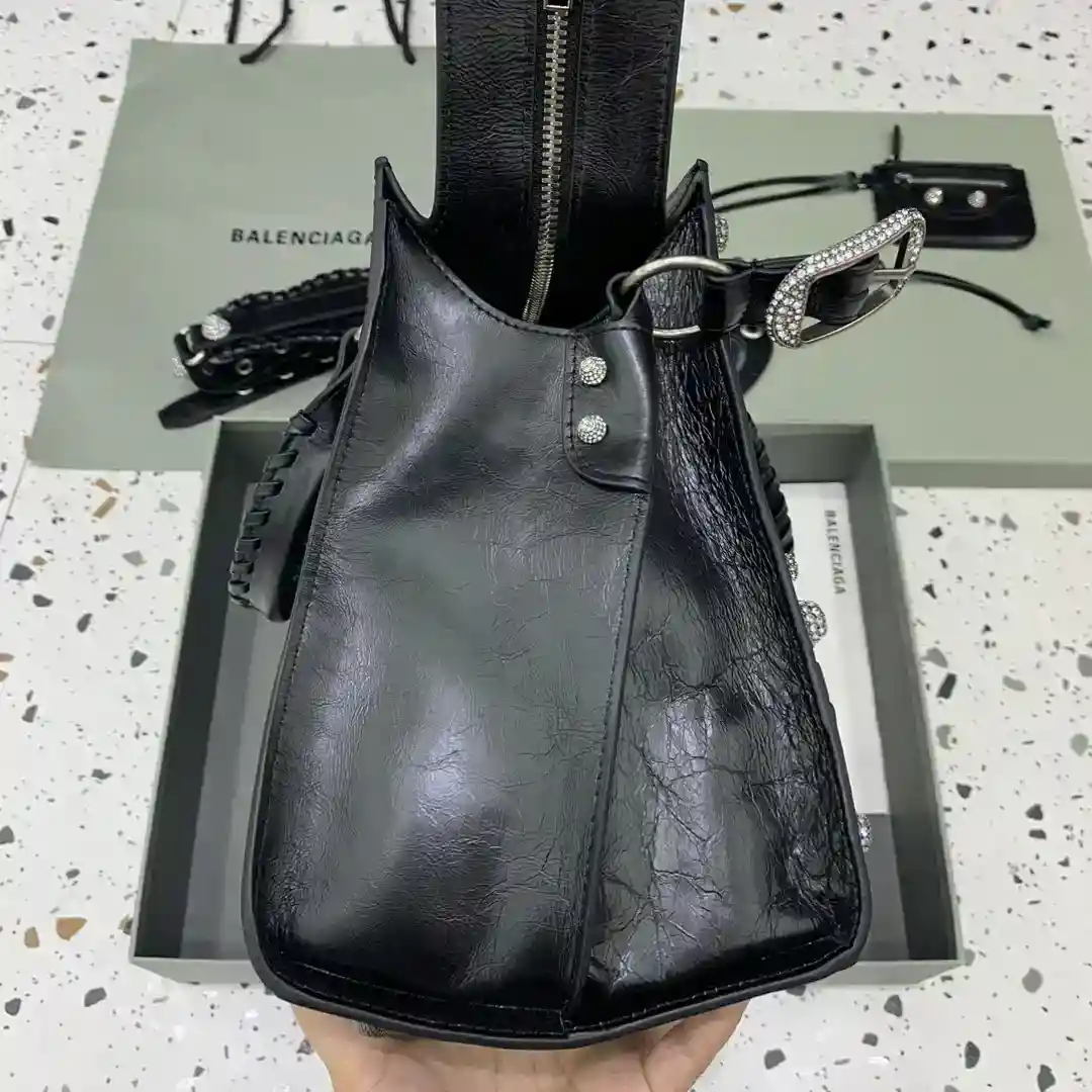 Picture [3]-Black diamond buckle 💙Balenciagα Paris most Neo cagole biker bag this time equipped with a loving heart small mirror cool valiant appearance is a sweetheart ♡ Carrying on can enhance the entire aura easily handsome a place ah Sweetheart hot girl must enter 🧏🏻‍♀️ model no; 6385151480Size: L38.5xW17xH34cm-High Fake Bags