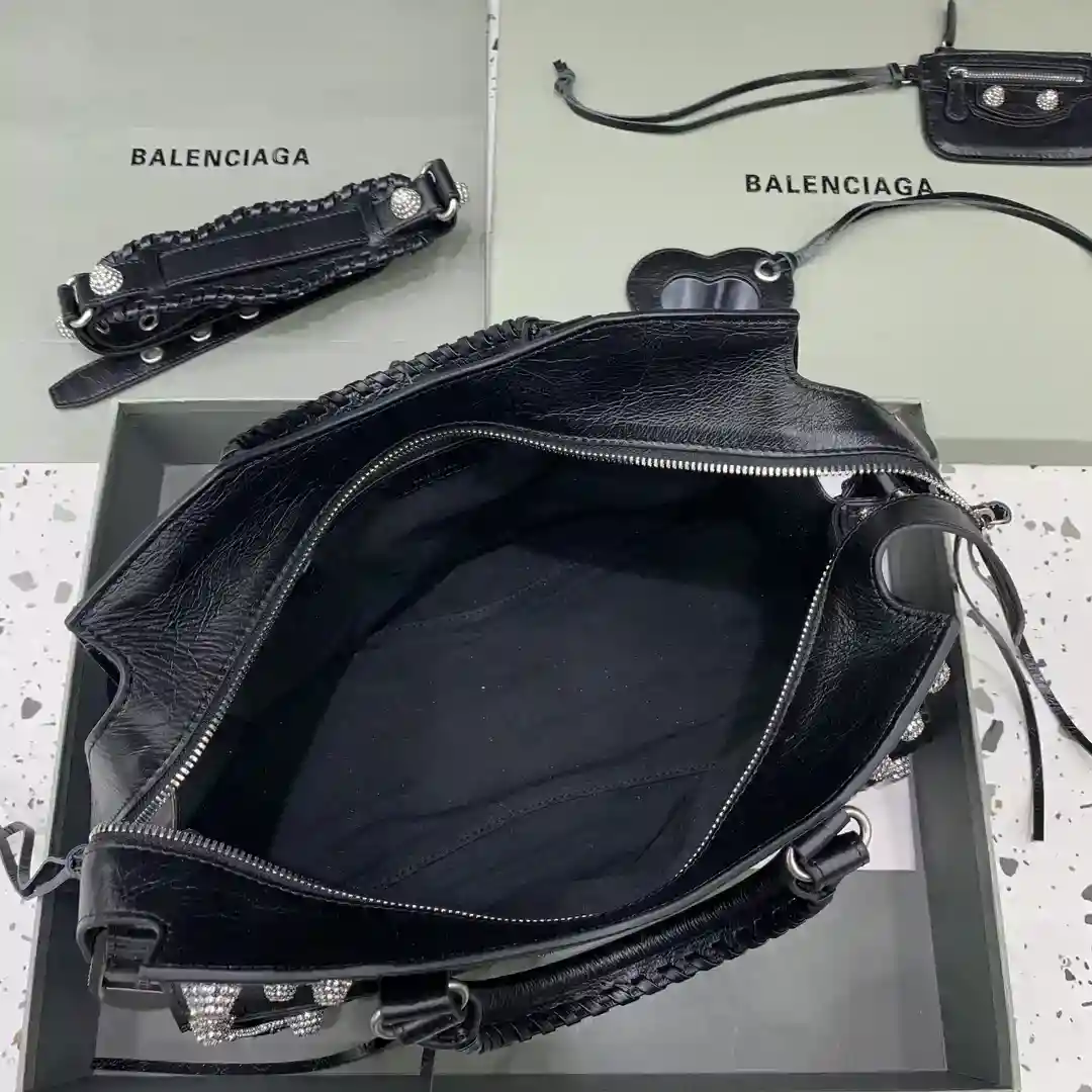 Picture [6]-Black diamond buckle 💙Balenciagα Paris most Neo cagole biker bag this time equipped with a loving heart small mirror cool valiant appearance is a sweetheart ♡ Carrying on can enhance the entire aura easily handsome a place ah Sweetheart hot girl must enter 🧏🏻‍♀️ model no; 6385151480Size: L38.5xW17xH34cm-High Fake Bags