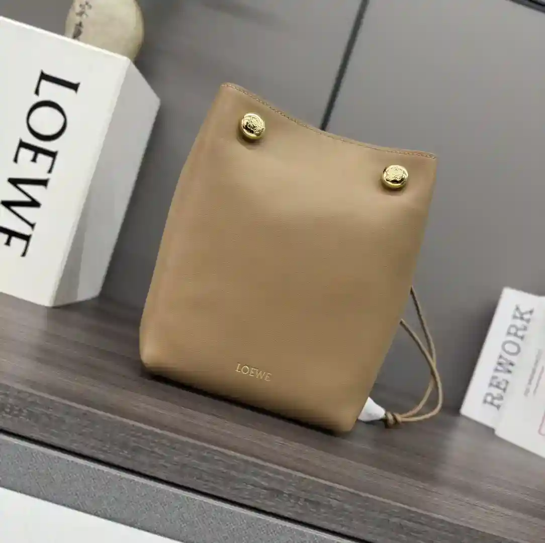 P1160 Loewe光滑牛皮革Pebble小袋 采用折叠结构、管状肩带和双重标志性 *Anagram  Pebble.可调节肩带63厘米-123厘米长 .一个内袋皮革衬里LO℮w℮烫金携刻Anagram标志.
型号：012444
Size：17*7*21.5CM-高仿包包