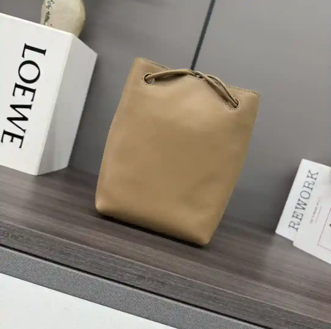 图片[4]-P1160 Loewe光滑牛皮革Pebble小袋 采用折叠结构、管状肩带和双重标志性 *Anagram  Pebble.可调节肩带63厘米-123厘米长 .一个内袋皮革衬里LO℮w℮烫金携刻Anagram标志.
型号：012444
Size：17*7*21.5CM-高仿包包