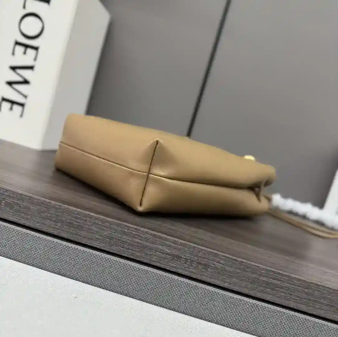 图片[3]-P1160 Loewe光滑牛皮革Pebble小袋 采用折叠结构、管状肩带和双重标志性 *Anagram  Pebble.可调节肩带63厘米-123厘米长 .一个内袋皮革衬里LO℮w℮烫金携刻Anagram标志.
型号：012444
Size：17*7*21.5CM-高仿包包