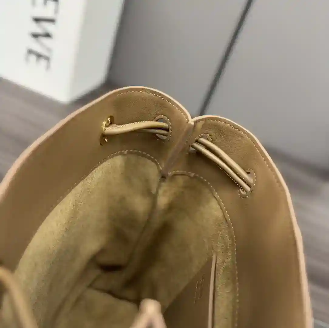 图片[8]-P1160 Loewe光滑牛皮革Pebble小袋 采用折叠结构、管状肩带和双重标志性 *Anagram  Pebble.可调节肩带63厘米-123厘米长 .一个内袋皮革衬里LO℮w℮烫金携刻Anagram标志.
型号：012444
Size：17*7*21.5CM-高仿包包
