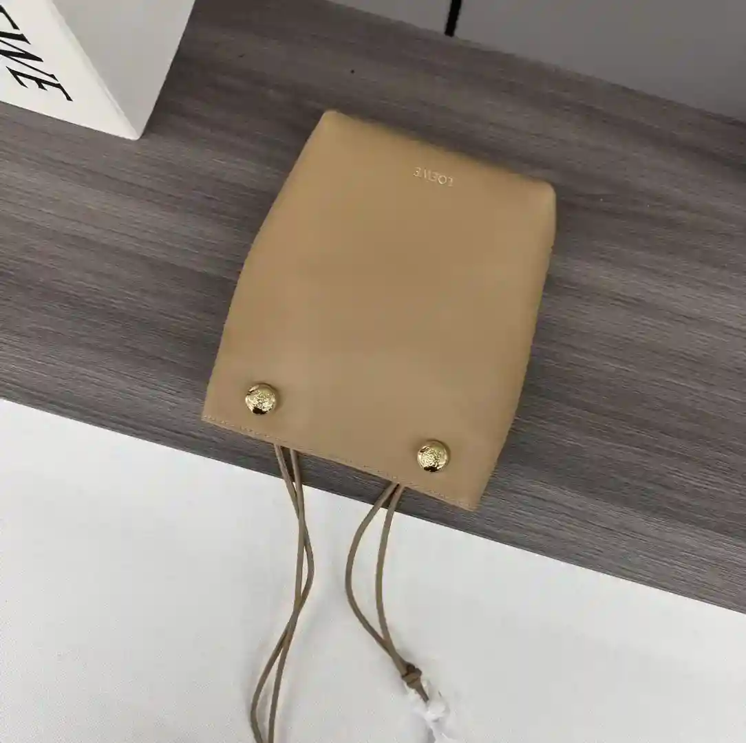 图片[7]-P1160 Loewe光滑牛皮革Pebble小袋 采用折叠结构、管状肩带和双重标志性 *Anagram  Pebble.可调节肩带63厘米-123厘米长 .一个内袋皮革衬里LO℮w℮烫金携刻Anagram标志.
型号：012444
Size：17*7*21.5CM-高仿包包
