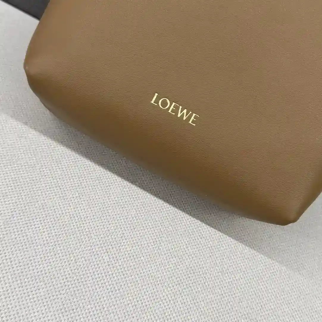 图片[6]-P1160 Loewe光滑牛皮革Pebble小袋 采用折叠结构、管状肩带和双重标志性 *Anagram  Pebble.可调节肩带63厘米-123厘米长 .一个内袋皮革衬里LO℮w℮烫金携刻Anagram标志.
型号：012444
Size：17*7*21.5CM-高仿包包