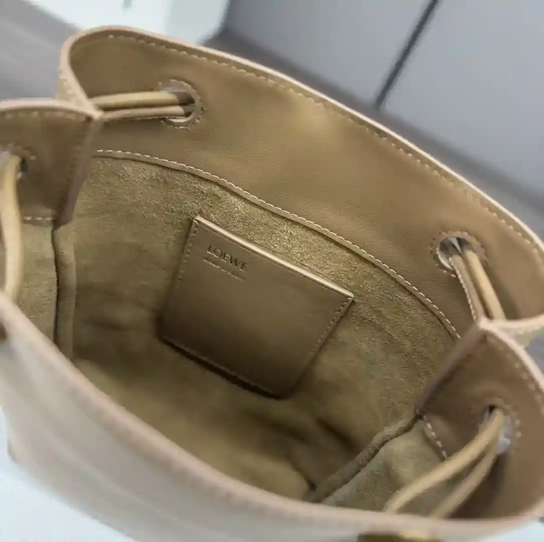 图片[9]-P1160 Loewe光滑牛皮革Pebble小袋 采用折叠结构、管状肩带和双重标志性 *Anagram  Pebble.可调节肩带63厘米-123厘米长 .一个内袋皮革衬里LO℮w℮烫金携刻Anagram标志.
型号：012444
Size：17*7*21.5CM-高仿包包