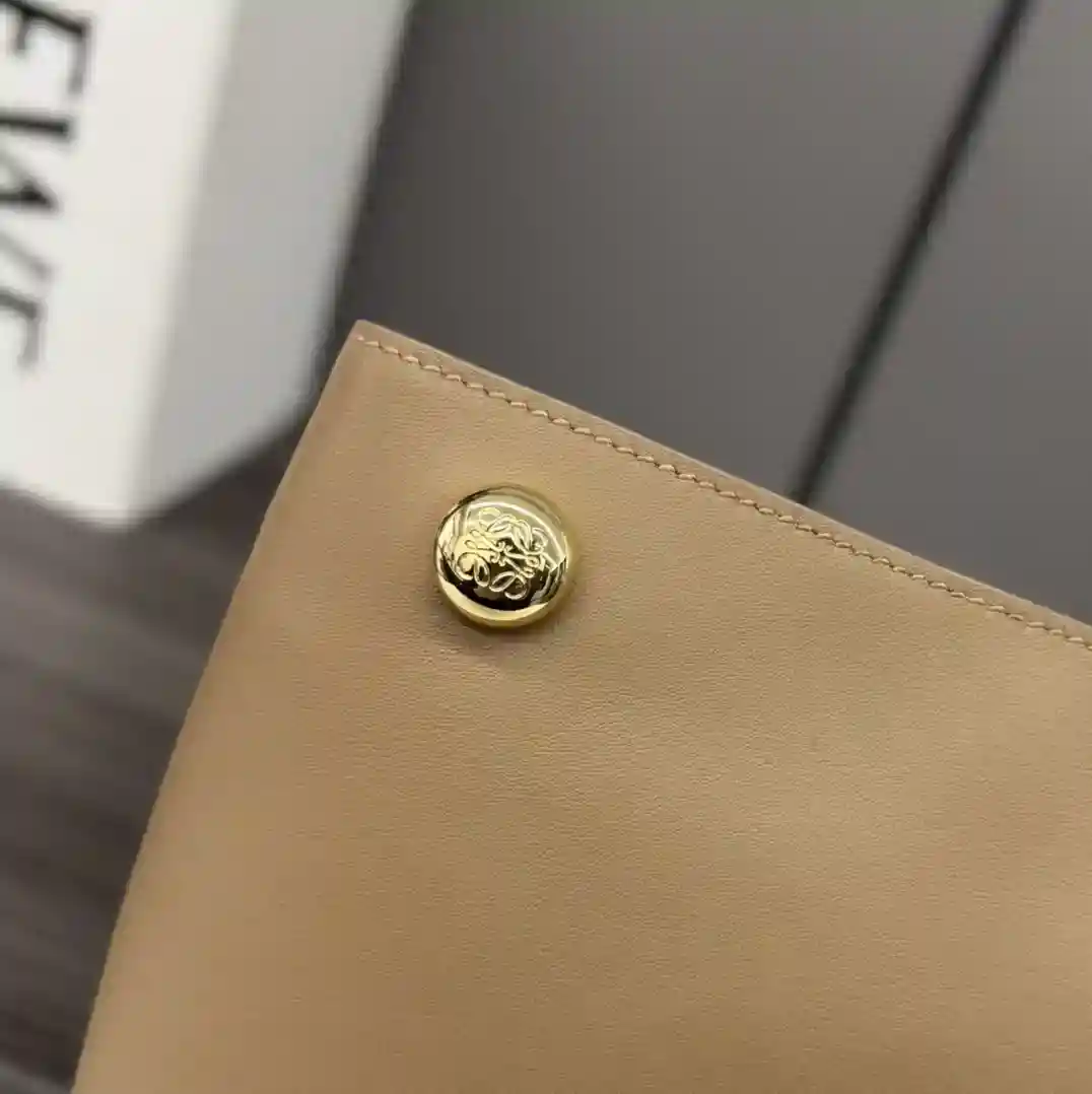图片[5]-P1160 Loewe光滑牛皮革Pebble小袋 采用折叠结构、管状肩带和双重标志性 *Anagram  Pebble.可调节肩带63厘米-123厘米长 .一个内袋皮革衬里LO℮w℮烫金携刻Anagram标志.
型号：012444
Size：17*7*21.5CM-高仿包包