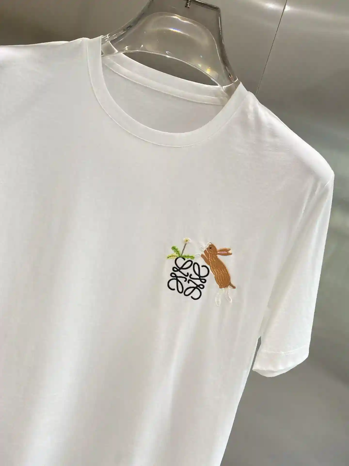 Image [5]-"𝙉𝙚𝙬🤍 Luo Jia" 2025 short sleeve pure white background with delicate embroidery pattern on the chest a fluffy bunny seems to be sniffing the small flowers cute and dynamic M-3XL🅿️400 -High replica bags