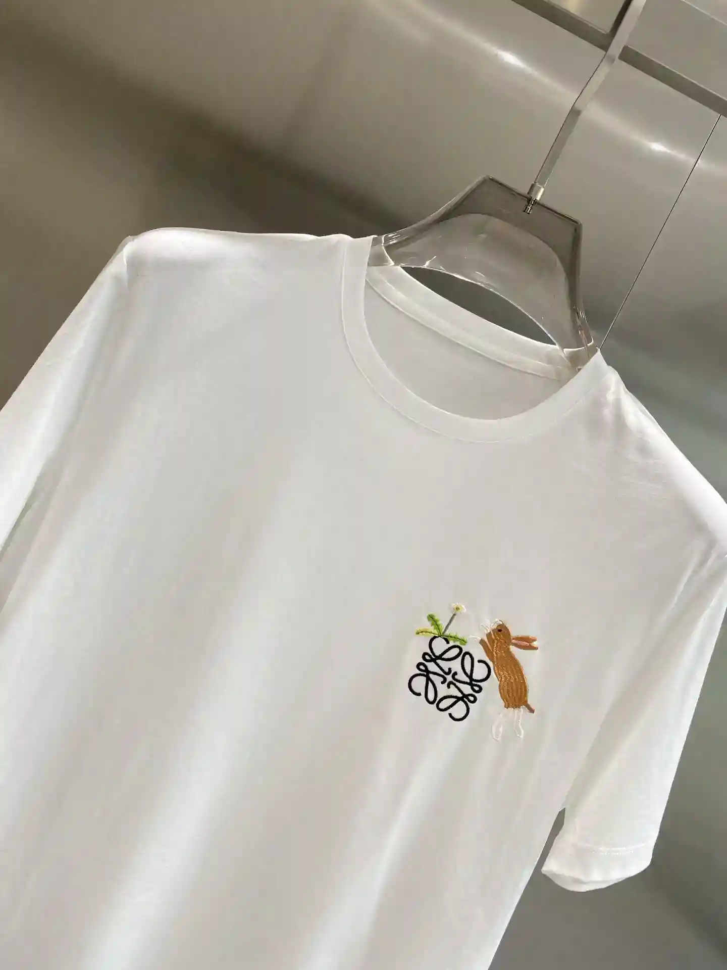 Picture [4]-"𝙉𝙚𝙬🤍 Luo Jia" 2025 short sleeve pure white background with delicate embroidery pattern on the chest a fluffy bunny seems to be sniffing the small flowers cute and animated M-3XL 🅿️400 -High replica bags