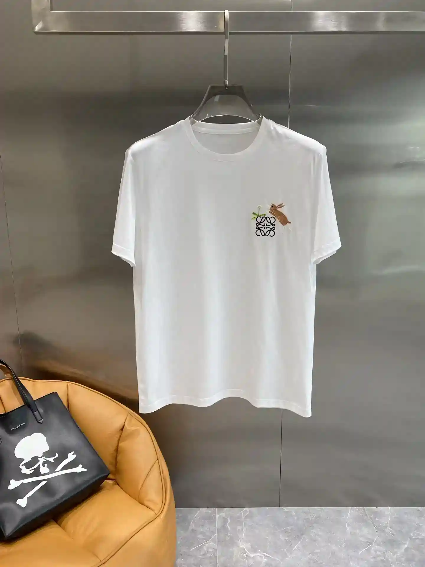 Picture [2]-"𝙉𝙚𝙬🤍 Luo Jia" 2025 short sleeve pure white background with delicate embroidery pattern on the chest a fluffy bunny seems to be sniffing the small flowers cute and animated M-3XL 🅿️400 -High replica bags