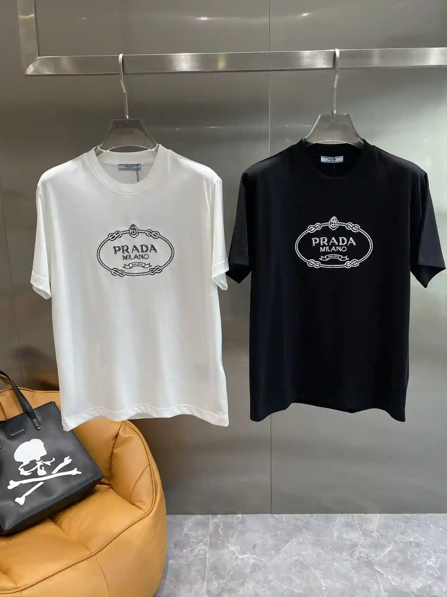 𝙉𝙚𝙬🤍 Prada Prada classic black T low-key in the luxury Black T-shirt! Classic black versatile and thin chest delicate white logo pattern simple but not lose the sense of luxury Prada style show fabric texture superb XS-L🅿️440-High Faux Bags