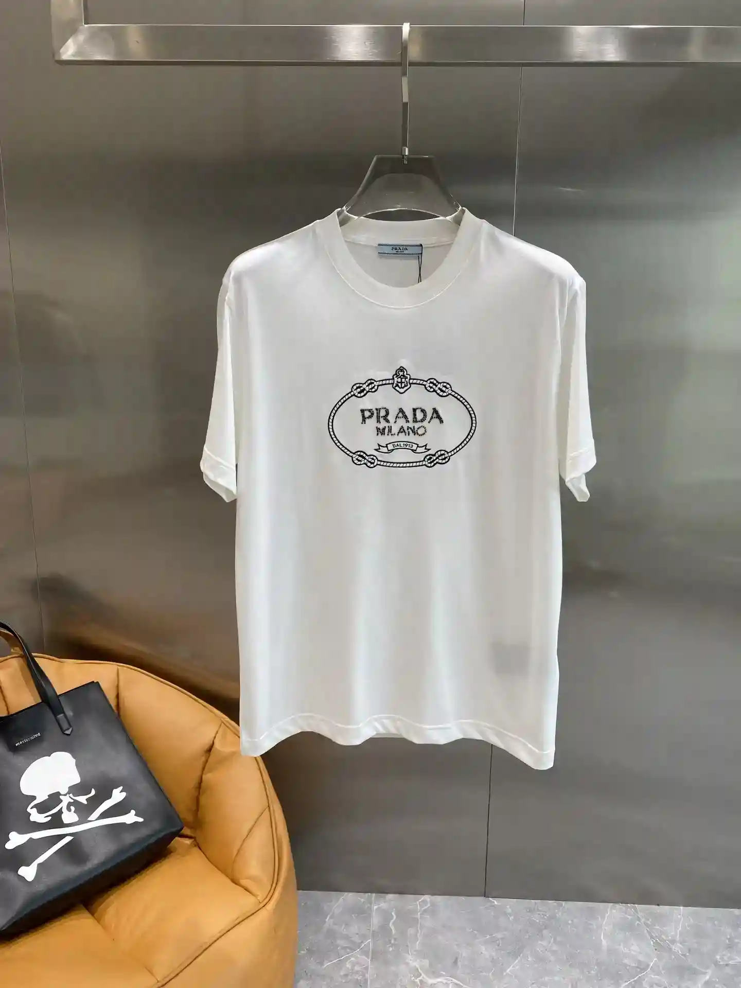 Picture [2]-"𝙉𝙚𝙬🤍 Prada" Prada Classic black T low-key in the luxury Black T-shirt! Classic black versatile and thin chest delicate white logo pattern simple but not lose the sense of luxury Prada style show fabric texture superb XS-L🅿️440-High Faux Bags