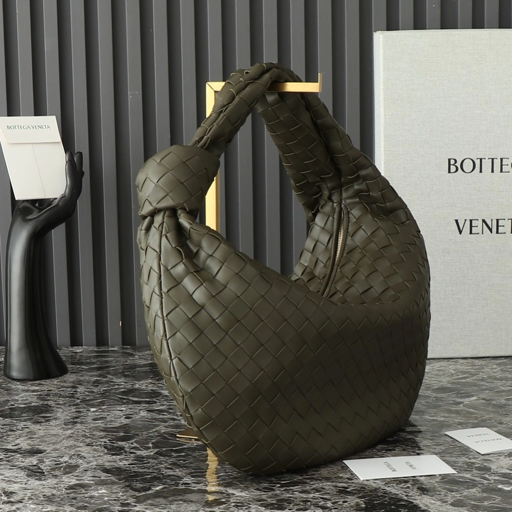 Picture [2]-P1900 BV large jodie Mika the same ★ advanced simple beauty ~ woven large jodie ~ exudes a high-level and fashionable temperament ~ the bag chose a low-key and elegant color not only looks very valiant but also demonstrates a casual sense of aesthetics woven shape chic novelty every place looks exquisite exquisite whether it's the choice of color or the use of materials are reflected in the brand's careful design! The bag not only meets the practicality but also visually give people a kind of enjoyment compared to the mini is a completely different style Model: 600261 Size: 48 × 40 × 16-High-fashion bags