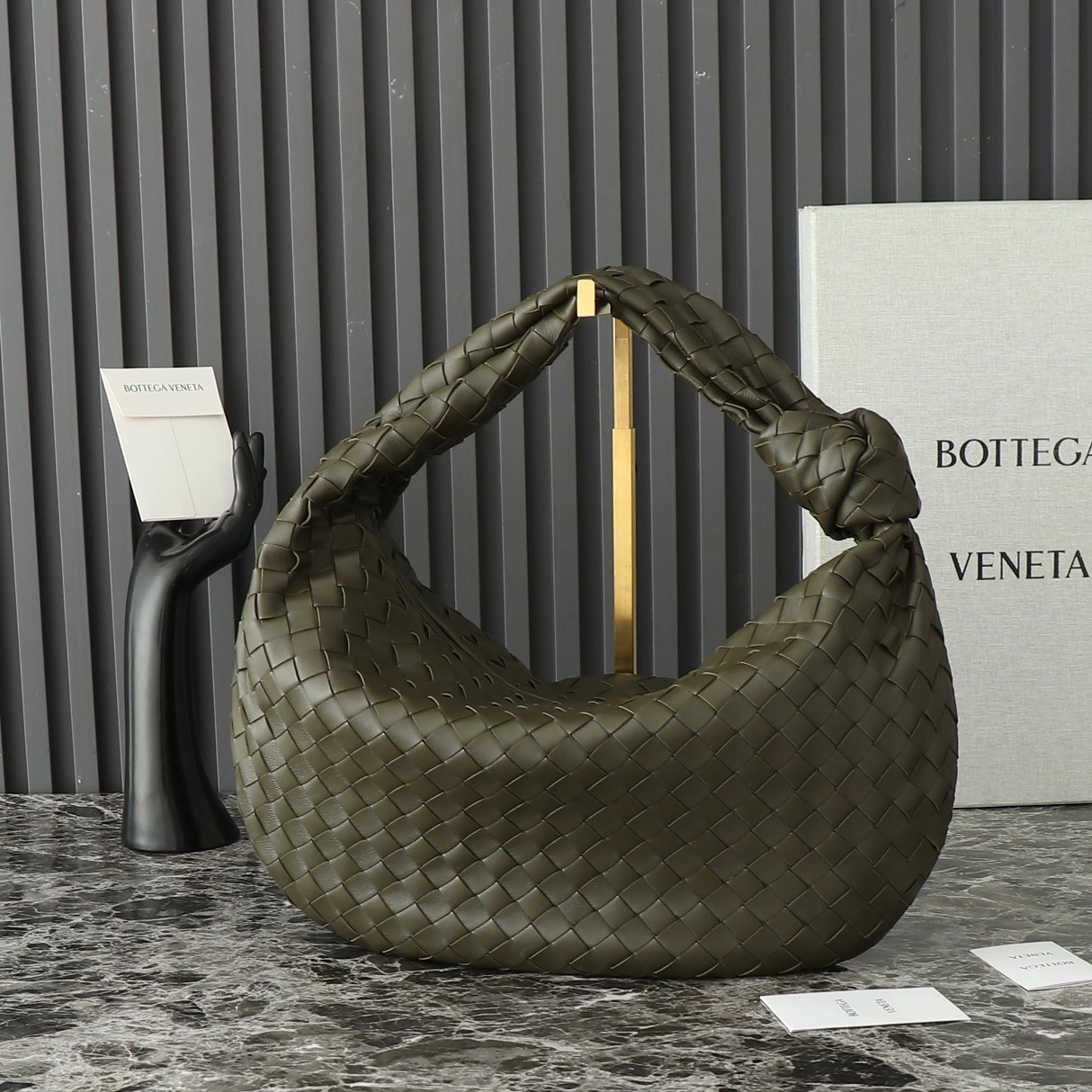 Picture [3]-P1900 BV large jodie Mika the same ★ advanced simple beauty ~ woven large jodie ~ exudes a high-level and fashionable temperament ~ the bag chose a low-key and elegant color not only looks very valiant but also demonstrates a casual sense of aesthetics woven shape chic novelty every place looks exquisite exquisite whether it's the choice of color or the use of materials are reflected in the brand's careful design! The bag not only meets the practicality but also visually give people a kind of enjoyment compared to the mini is a completely different style Model: 600261 Size: 48 × 40 × 16-High-fashion bags
